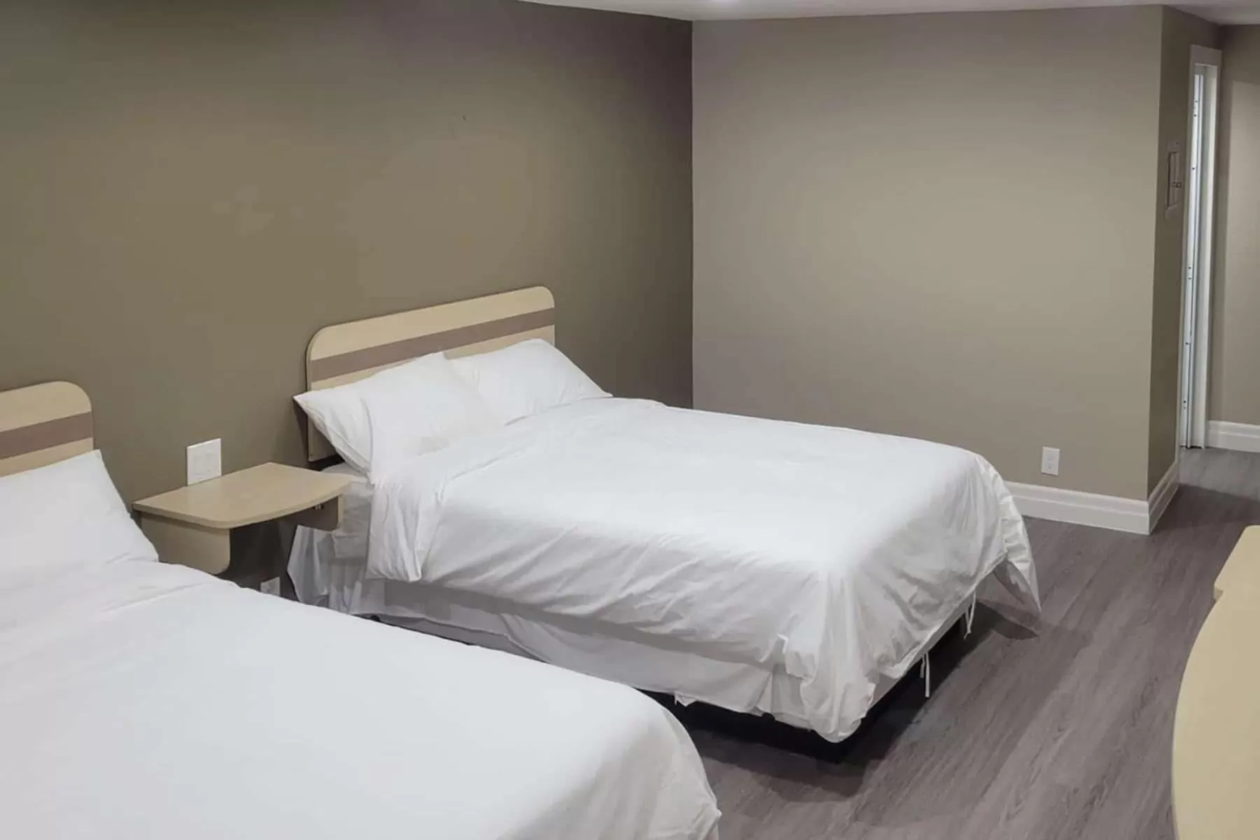 Photo of the whole room in Super 8 by Wyndham Niagara Falls ON