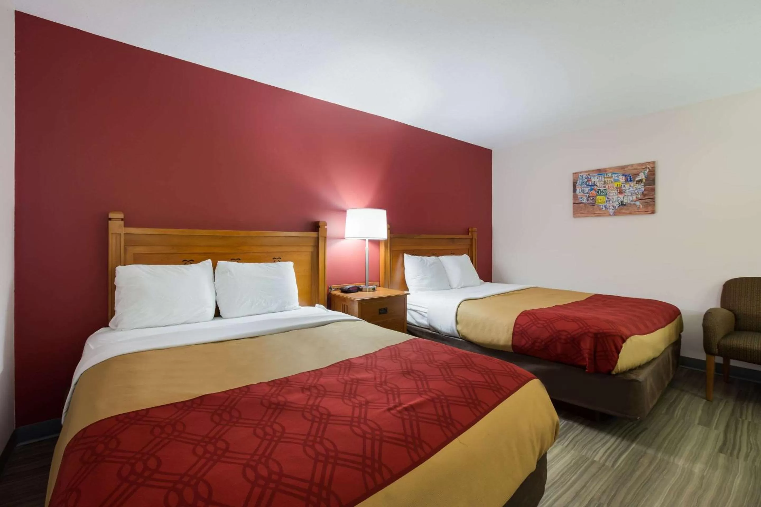 Photo of the whole room, Bed in Econo Lodge Inn & Suites Escanaba North