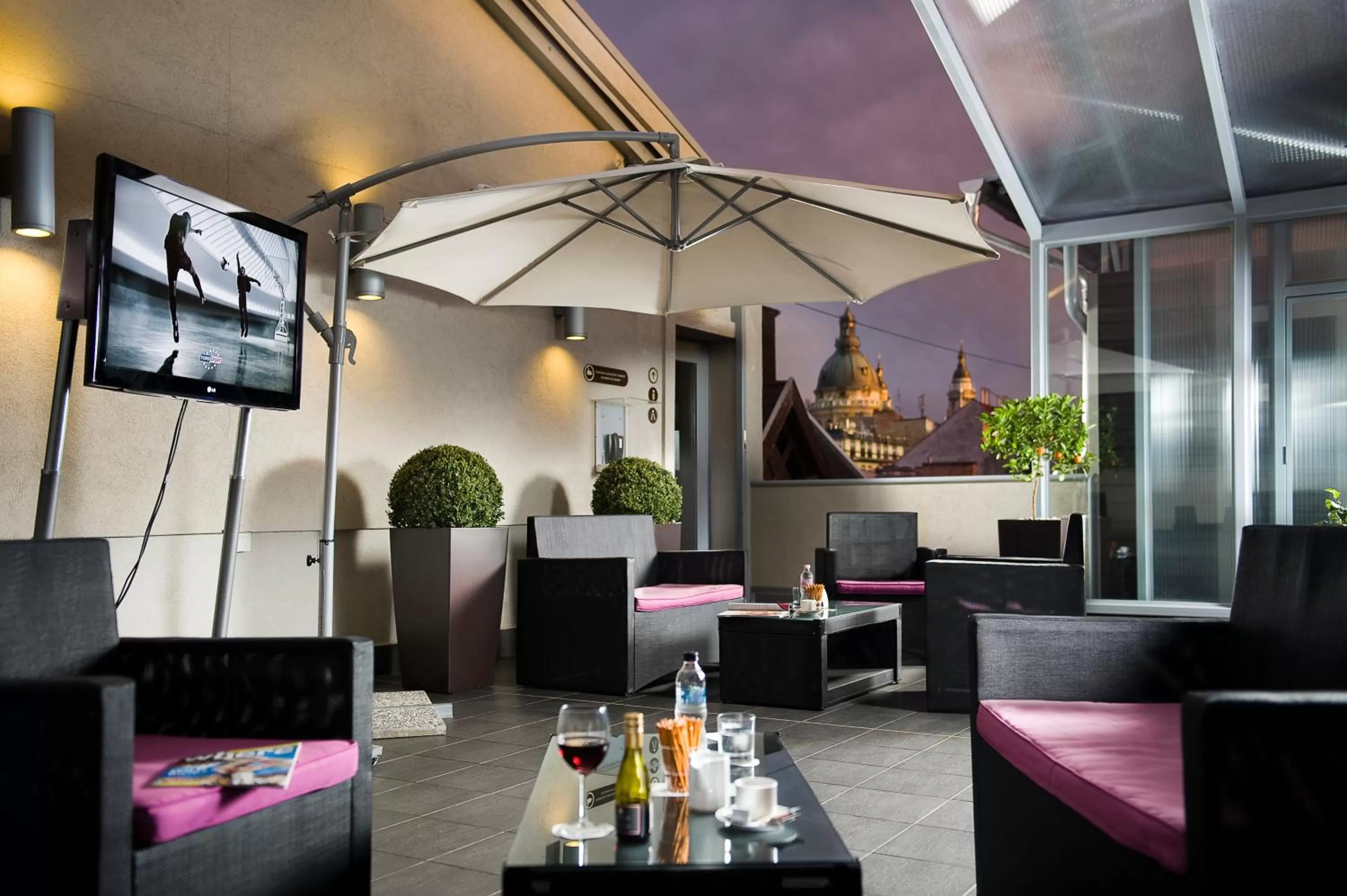 Restaurant/places to eat in Opera Garden Hotel & Apartments