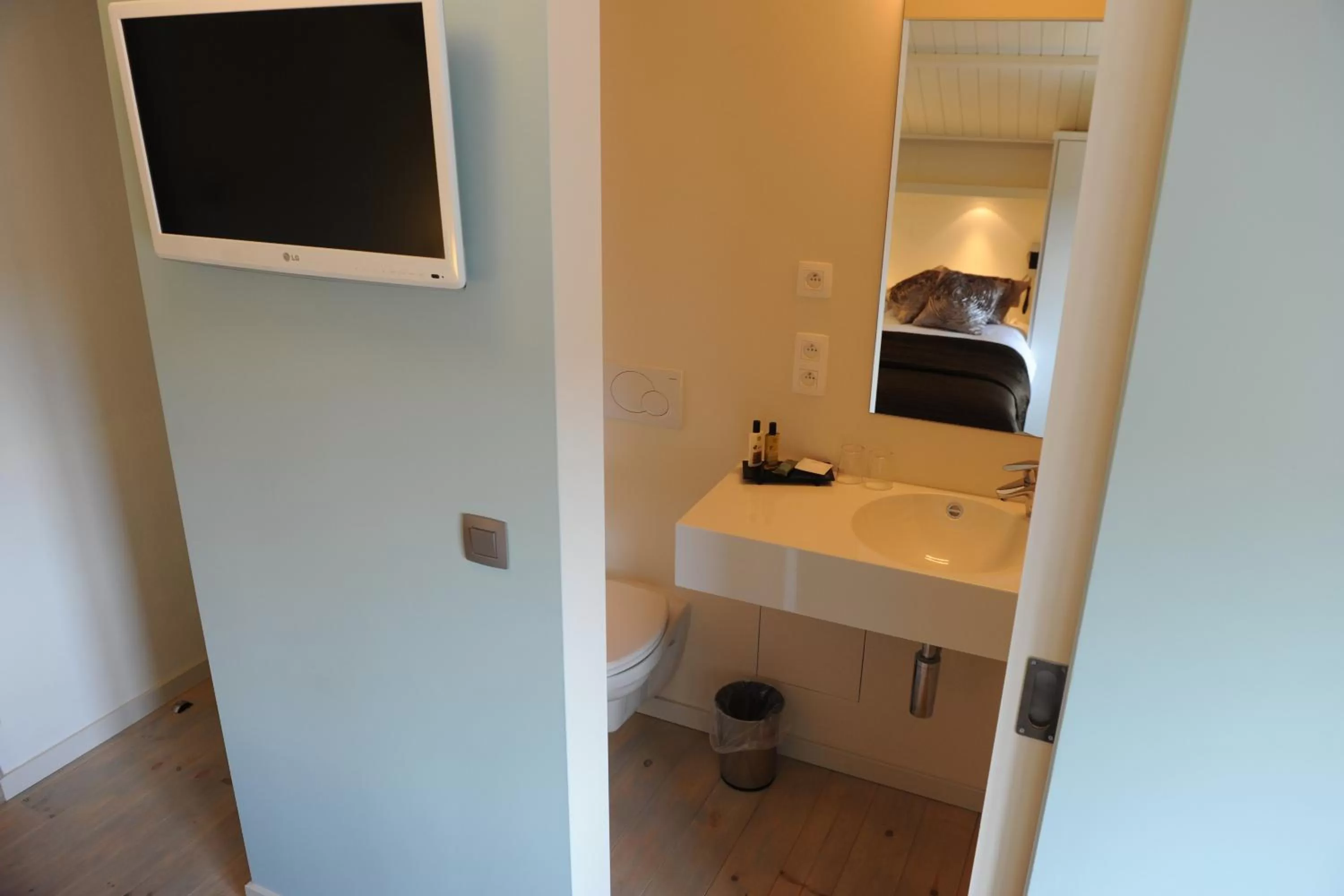 Bathroom, TV/Entertainment Center in Charmehotel Villa Saporis