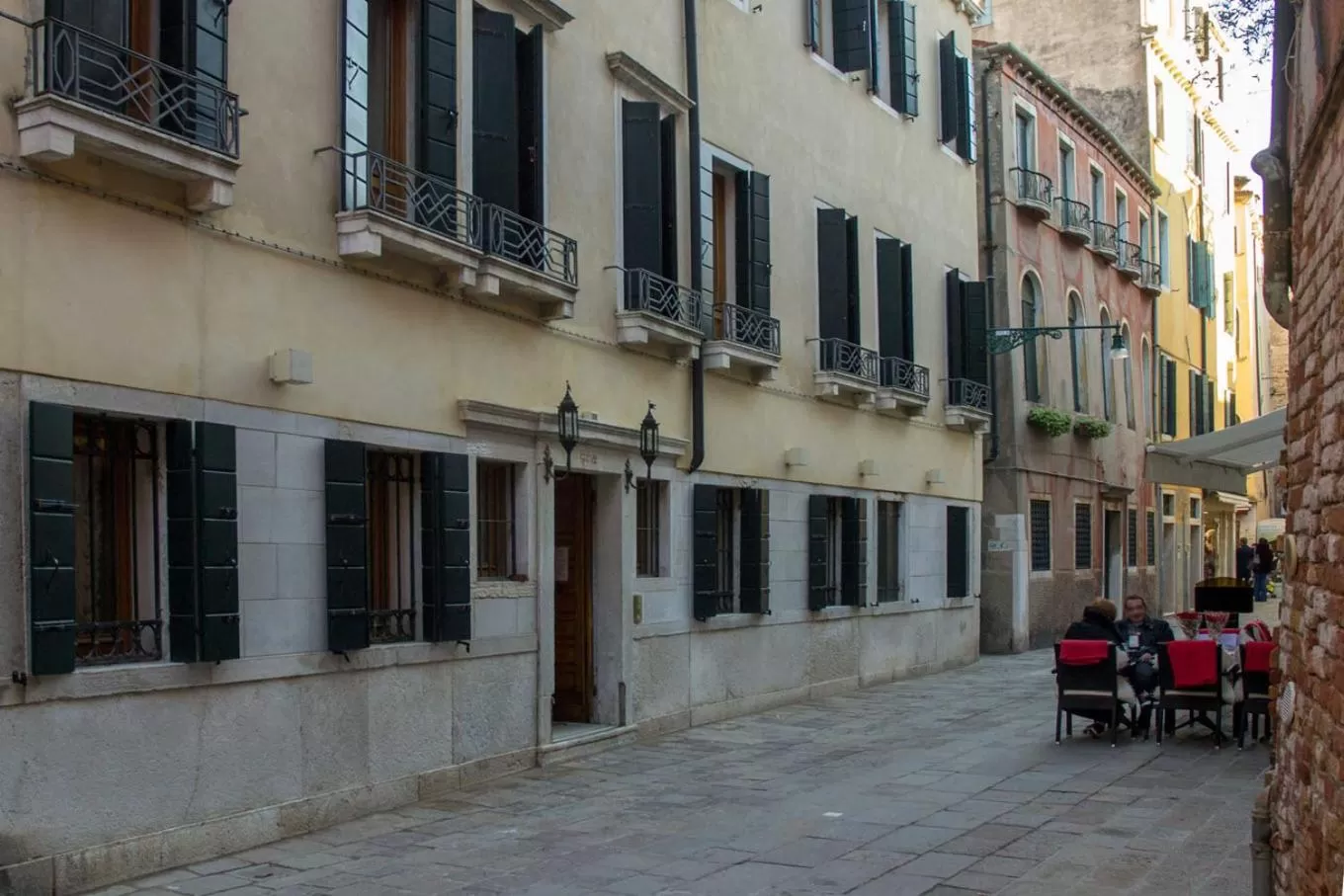 Facade/entrance in Palazzina Fortuny