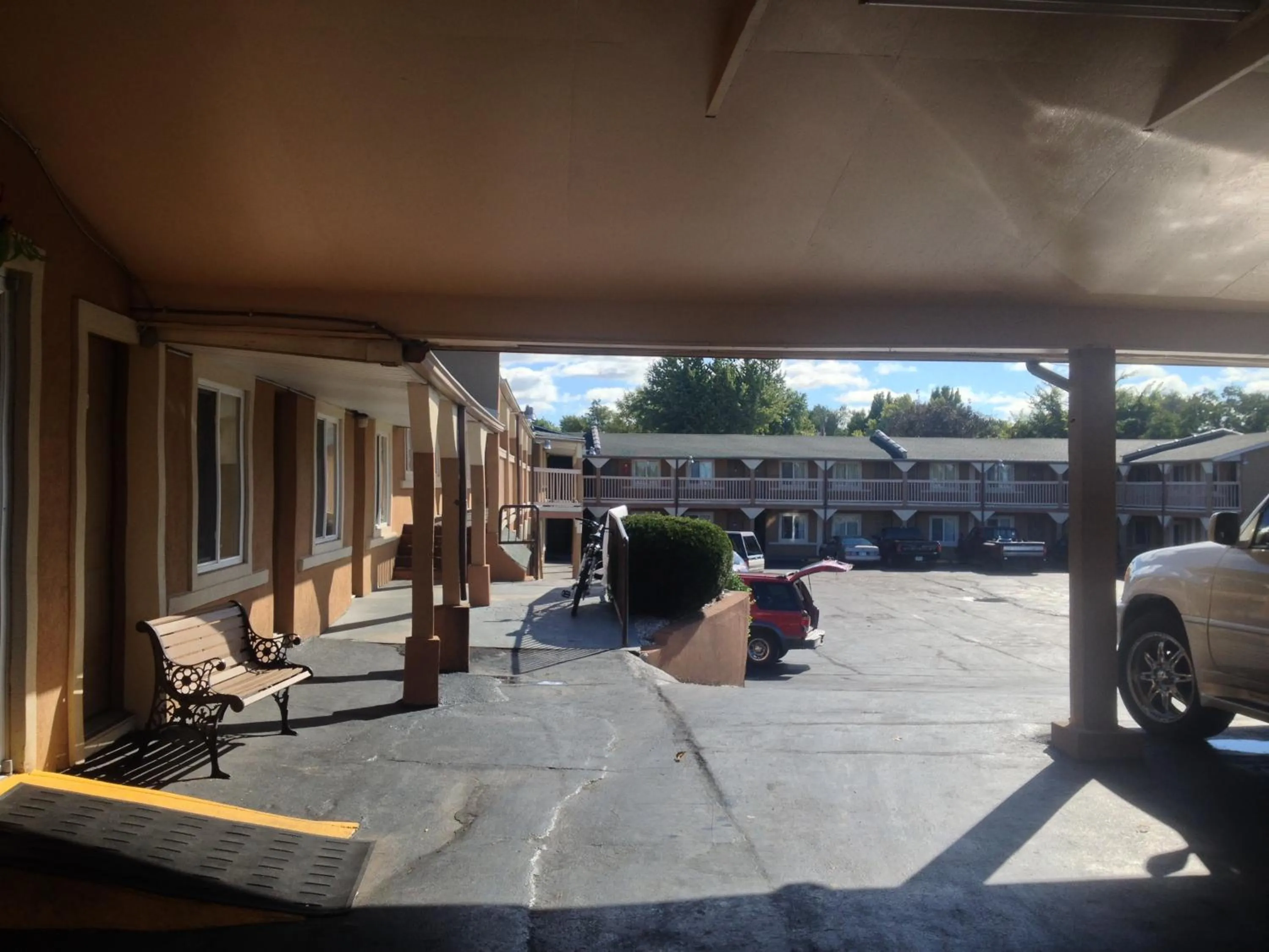 Facade/entrance in Battlefield Inn Springfield