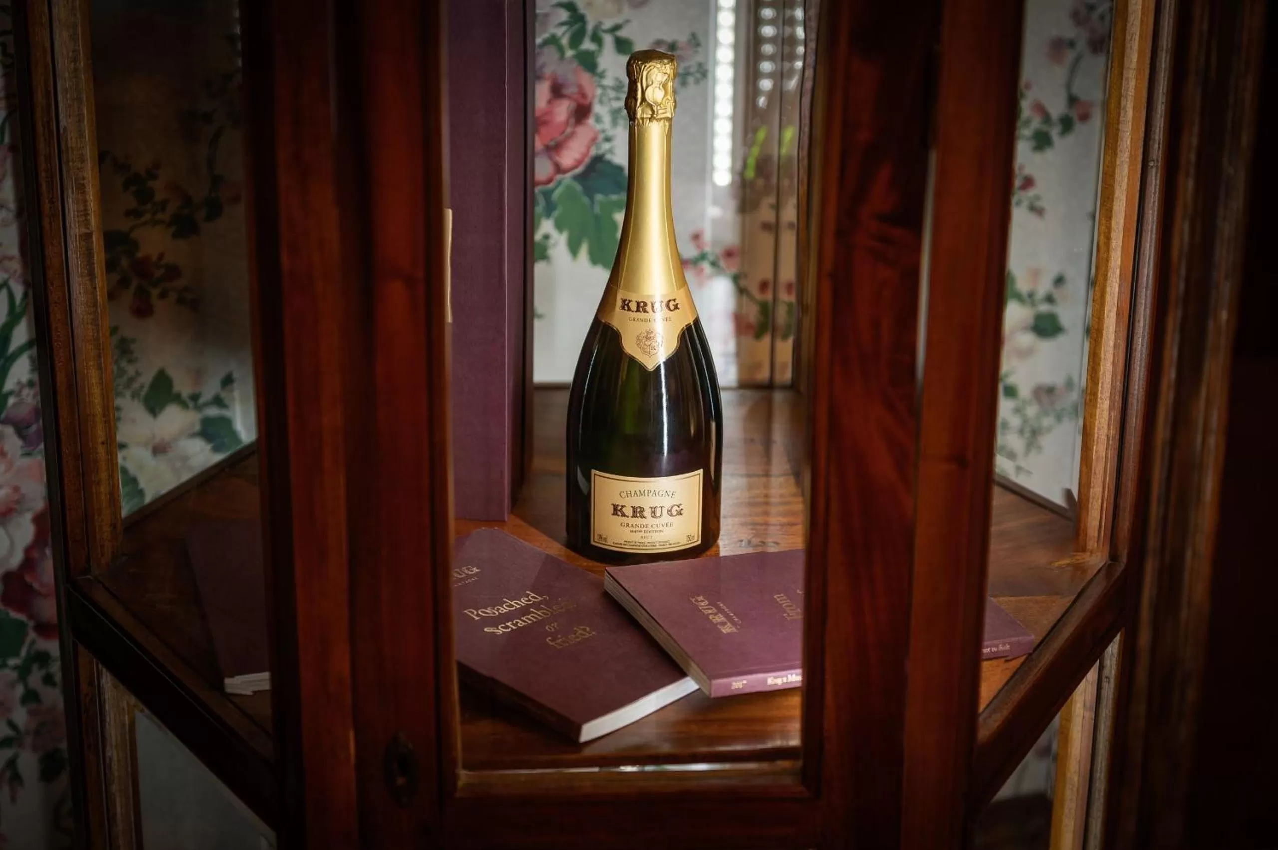 Lounge or bar in Grand Hôtel Des Templiers, Piscine & Spa