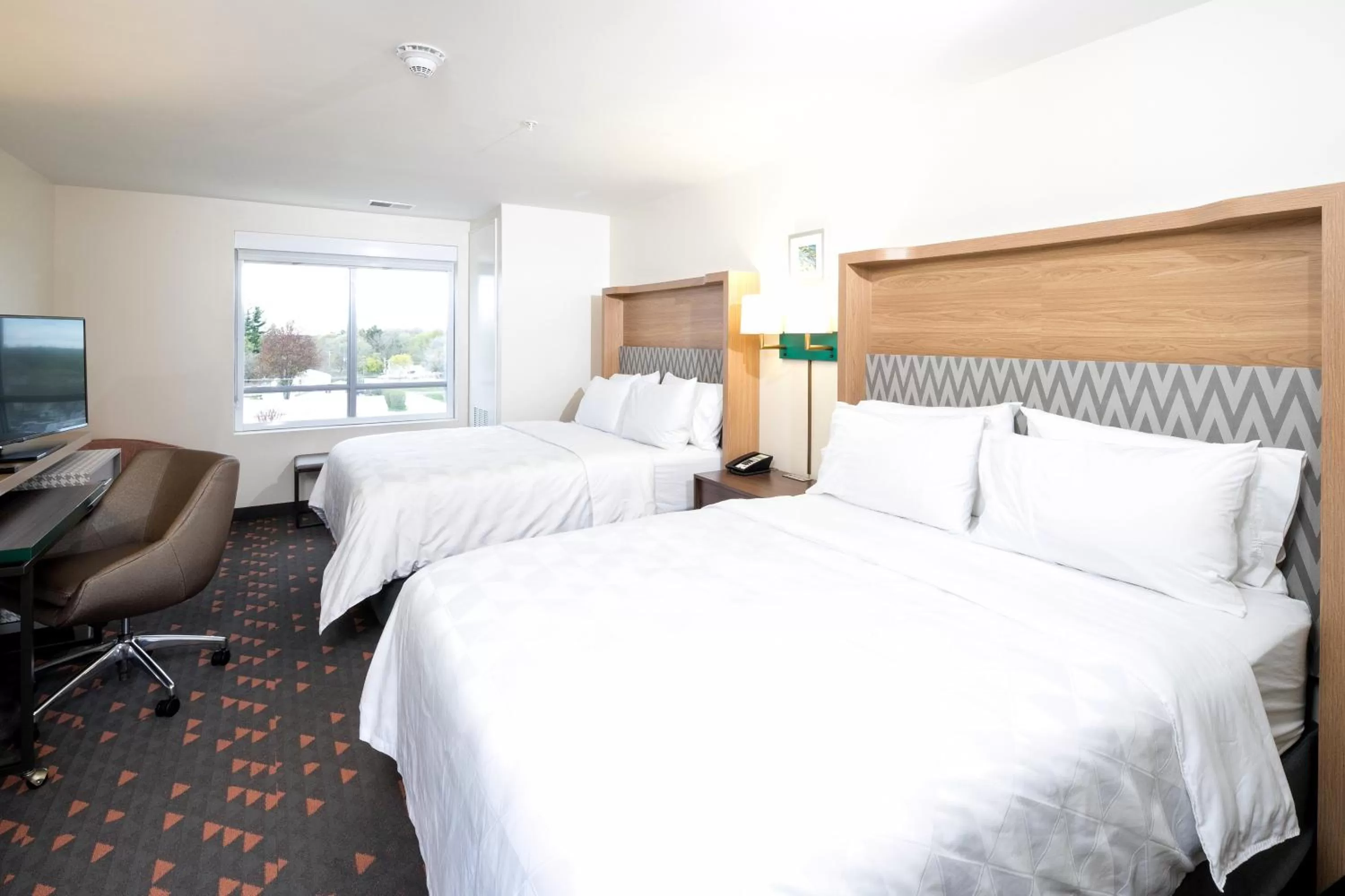 Photo of the whole room, Bed in Holiday Inn Hotel & Suites - Mount Pleasant by IHG