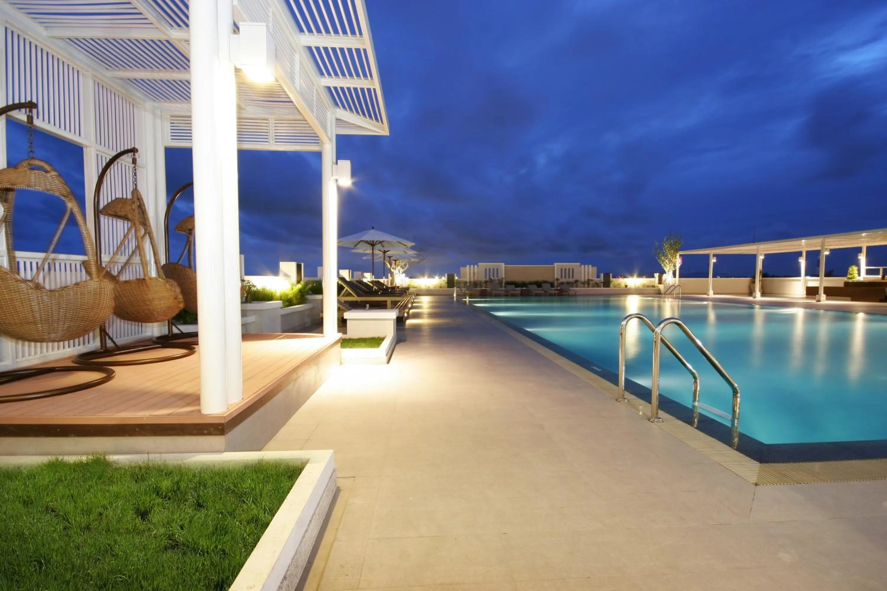 Swimming pool in Kameo Grand Hotel & Serviced Apartment, Rayong
