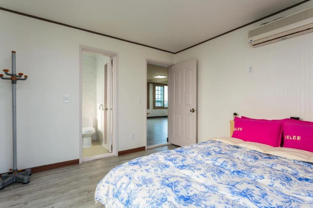 Shower, Bed in Jeju Wayo Pension