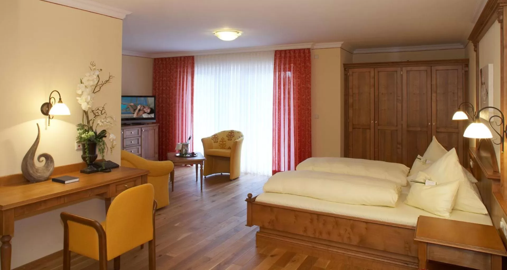 Photo of the whole room, Bed in Garden & SPA Hotel Das Götzfried