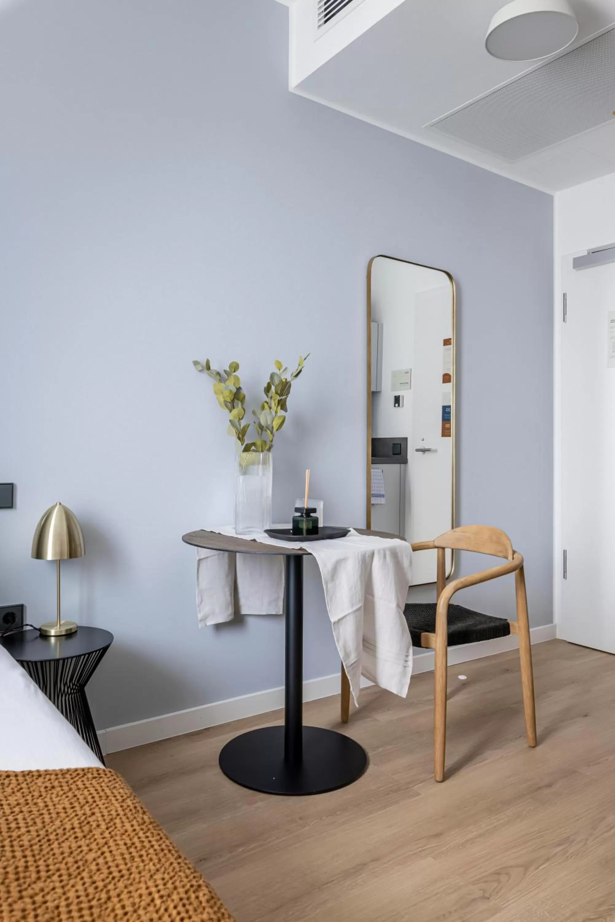 Dining area in Limehome Rosenheim Gillitzerstraße