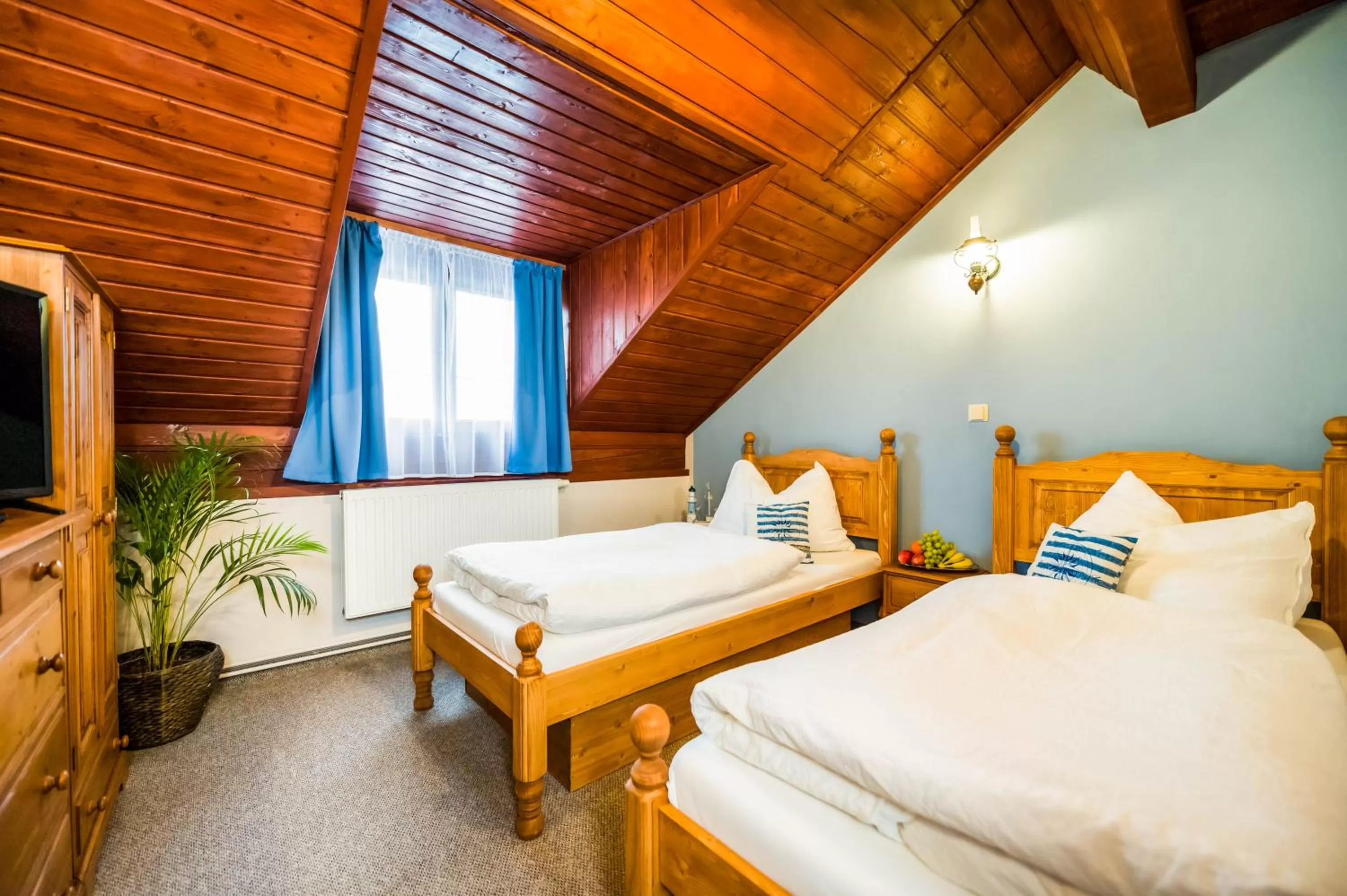 Photo of the whole room, Bed in La Port