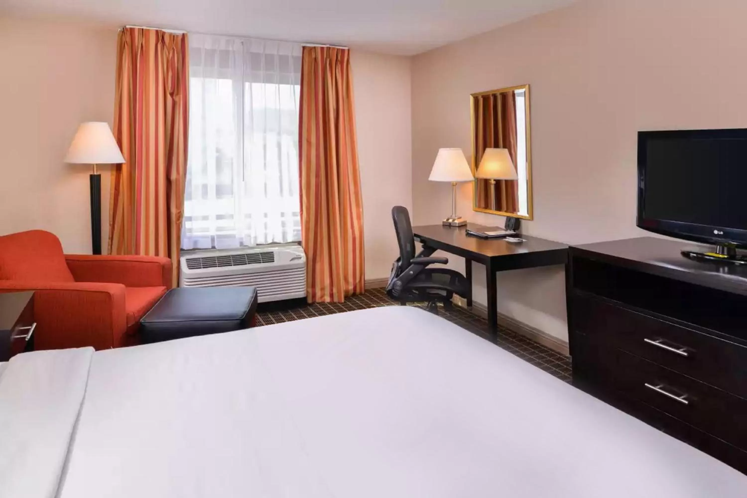 Photo of the whole room, Bed in Hotel Nova SFO