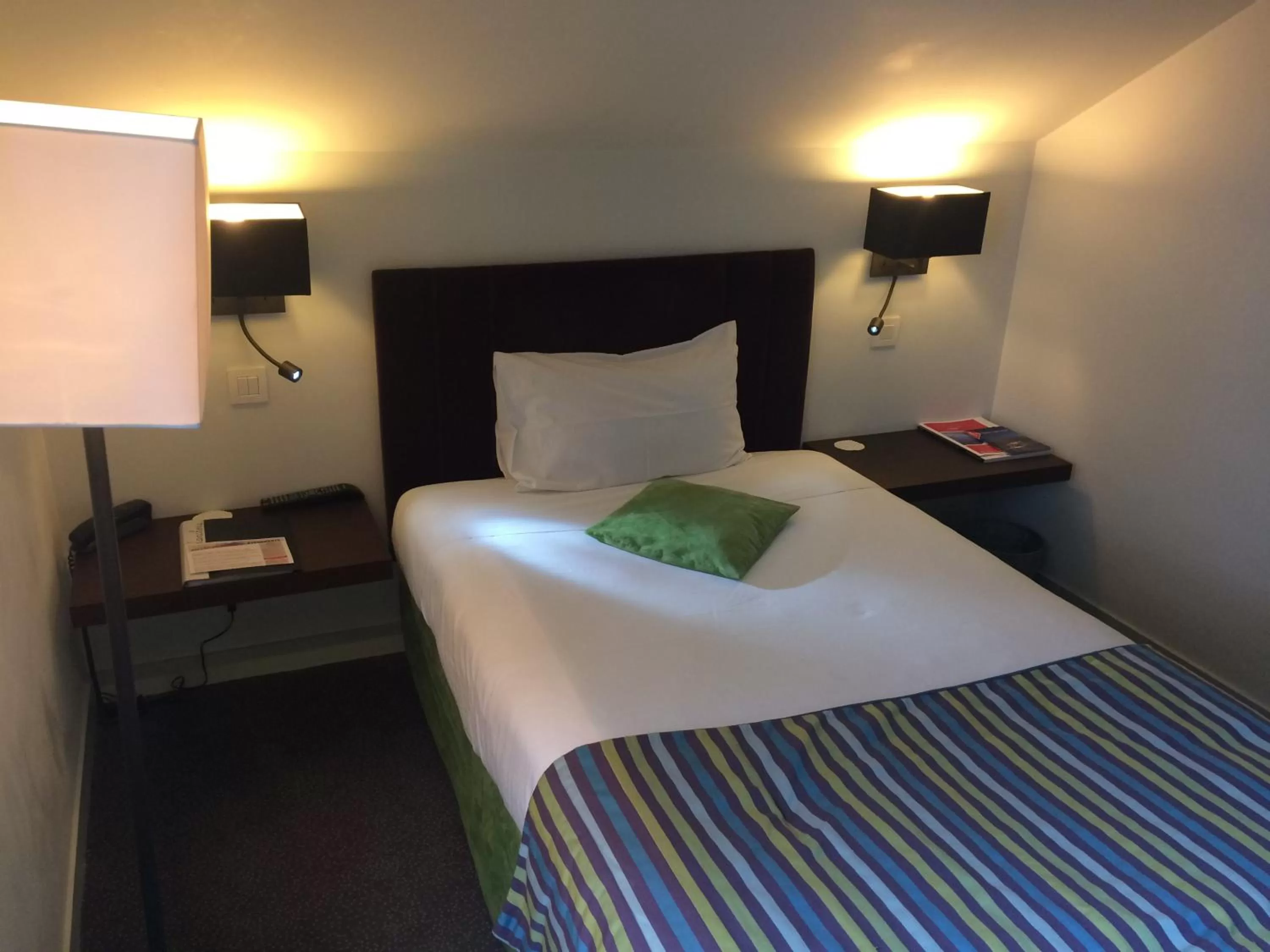 Bathroom, Bed in Hotel Les Lanchers