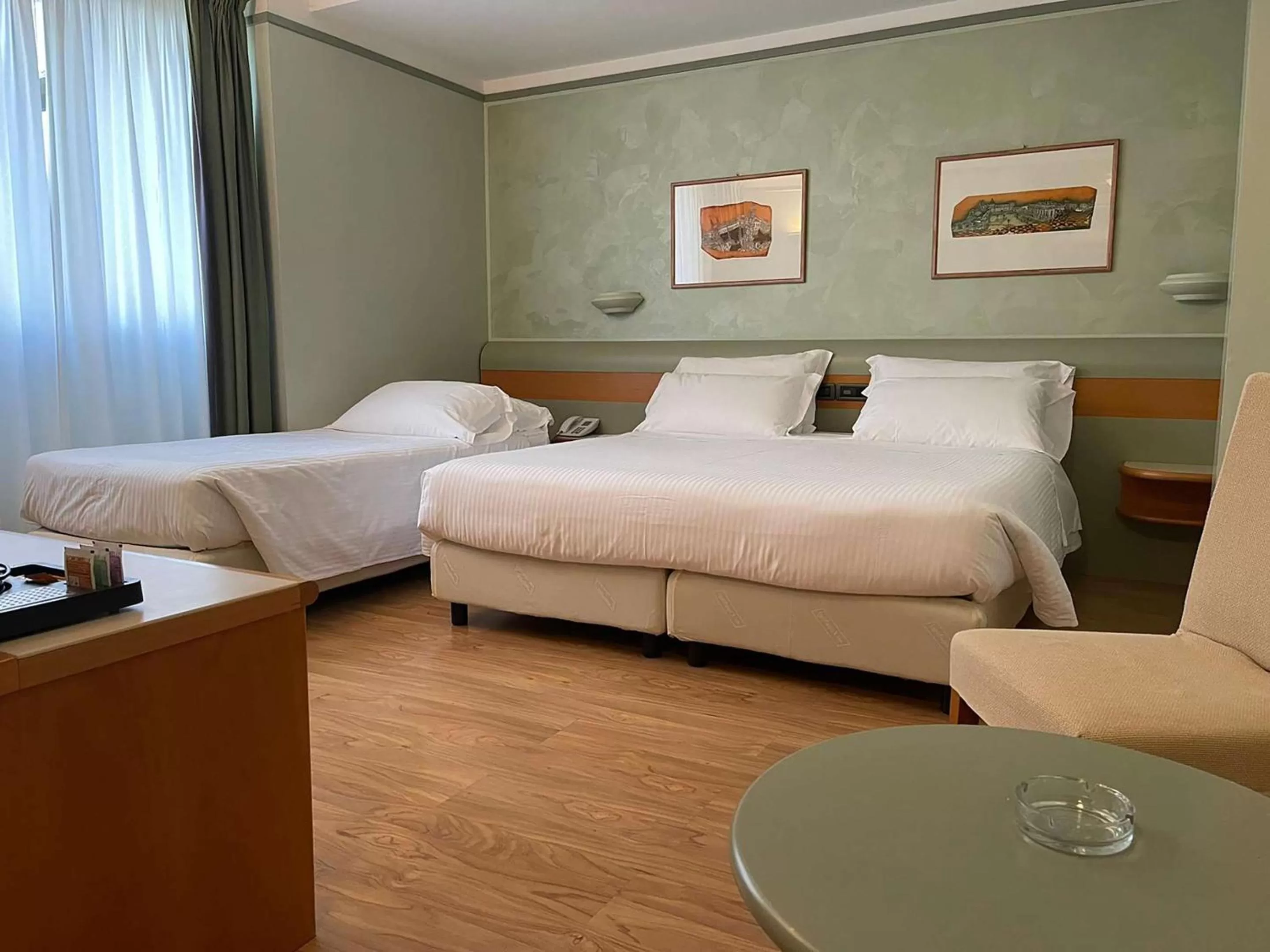 Queen Room with One Queen Bed and One Single Bed - Accessible Bathroom/Non-Smoking in Hotel Leonardo da Vinci