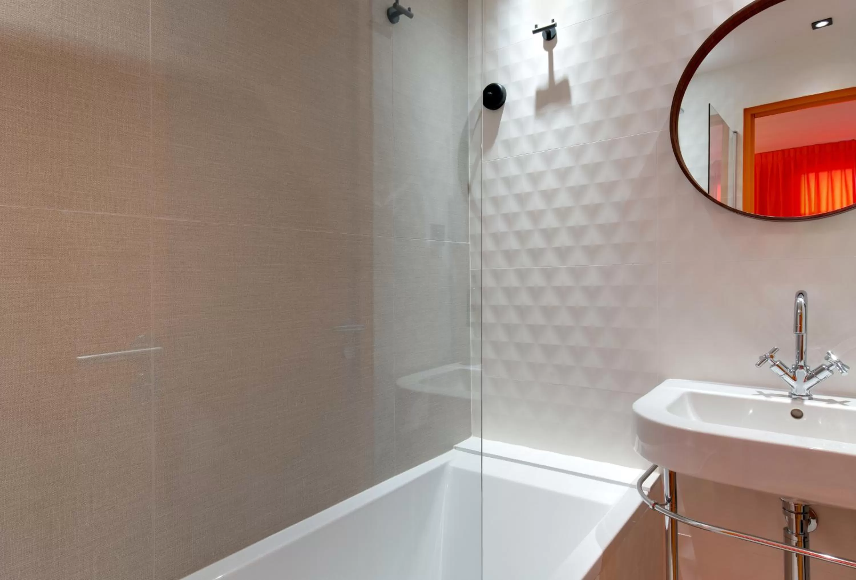 Bathroom in Hôtel Montmorency & Spa