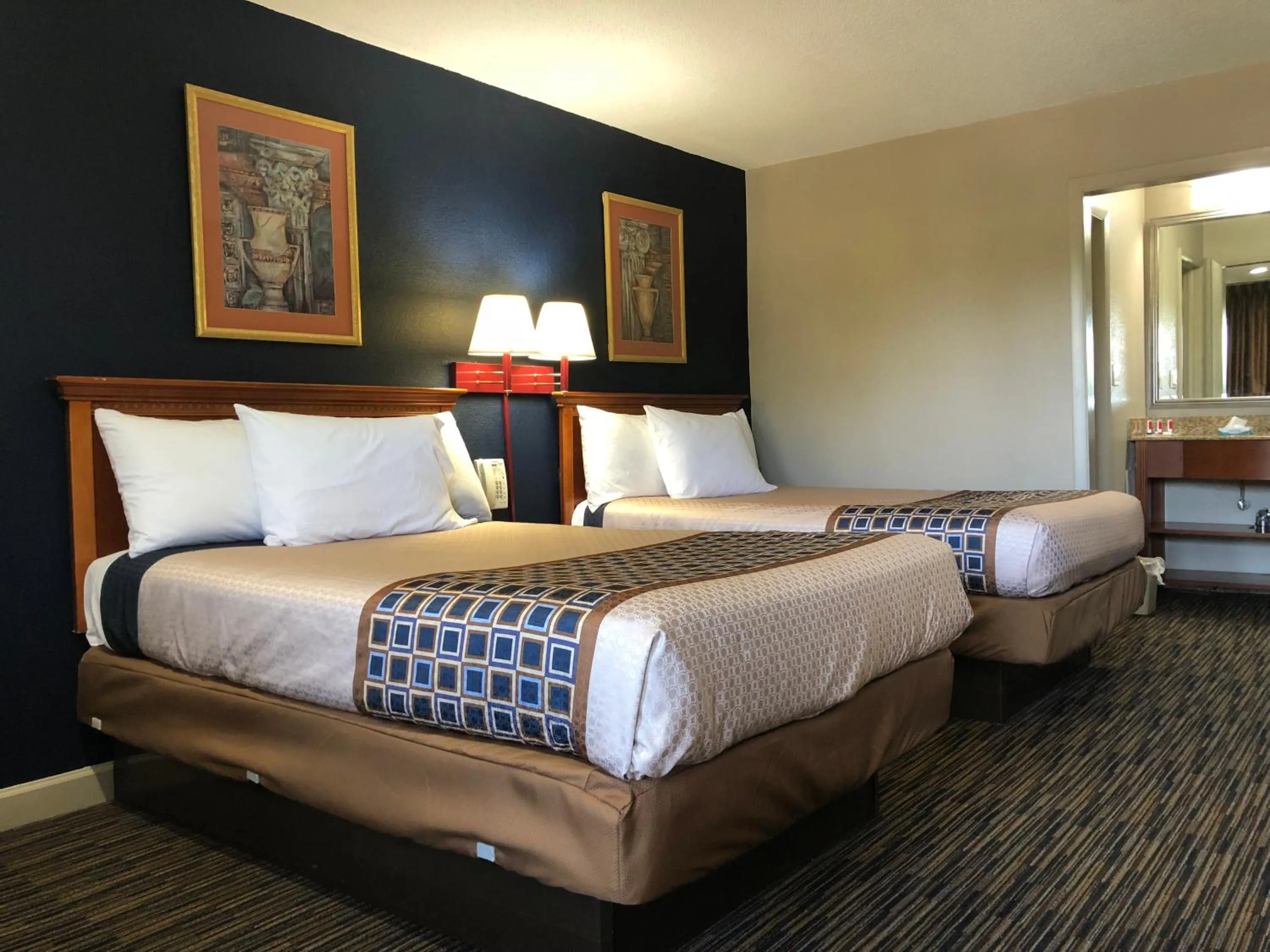 Bed in Travelodge by Wyndham Williamsburg Colonial Area