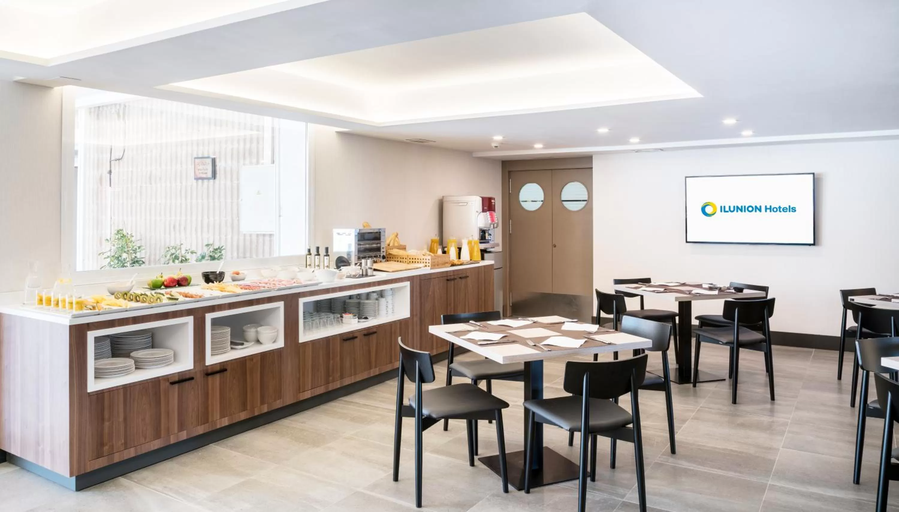 Restaurant/places to eat in Hotel Ilunion Las Lomas