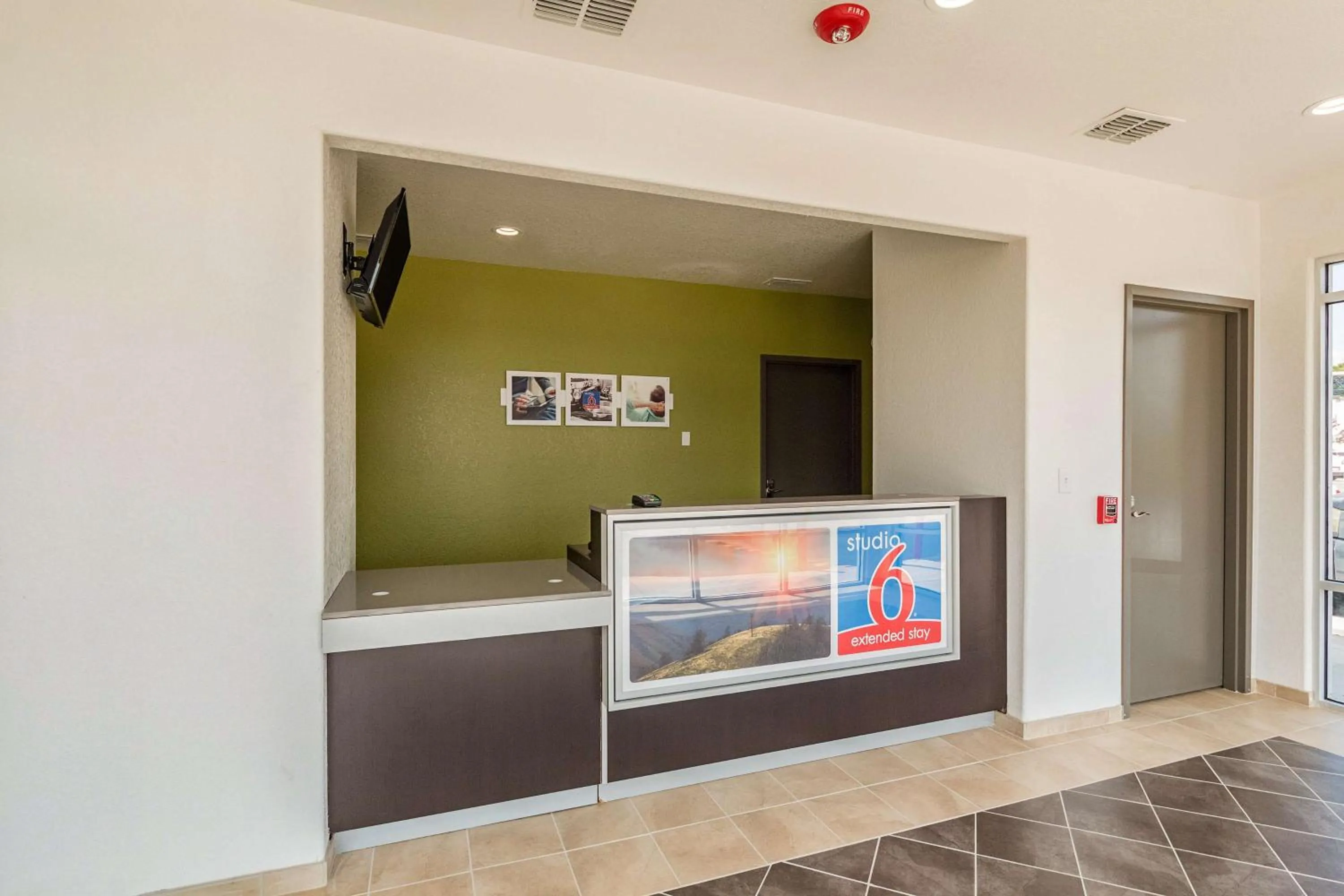 Property logo or sign in Studio 6 New Braunfels, Tx