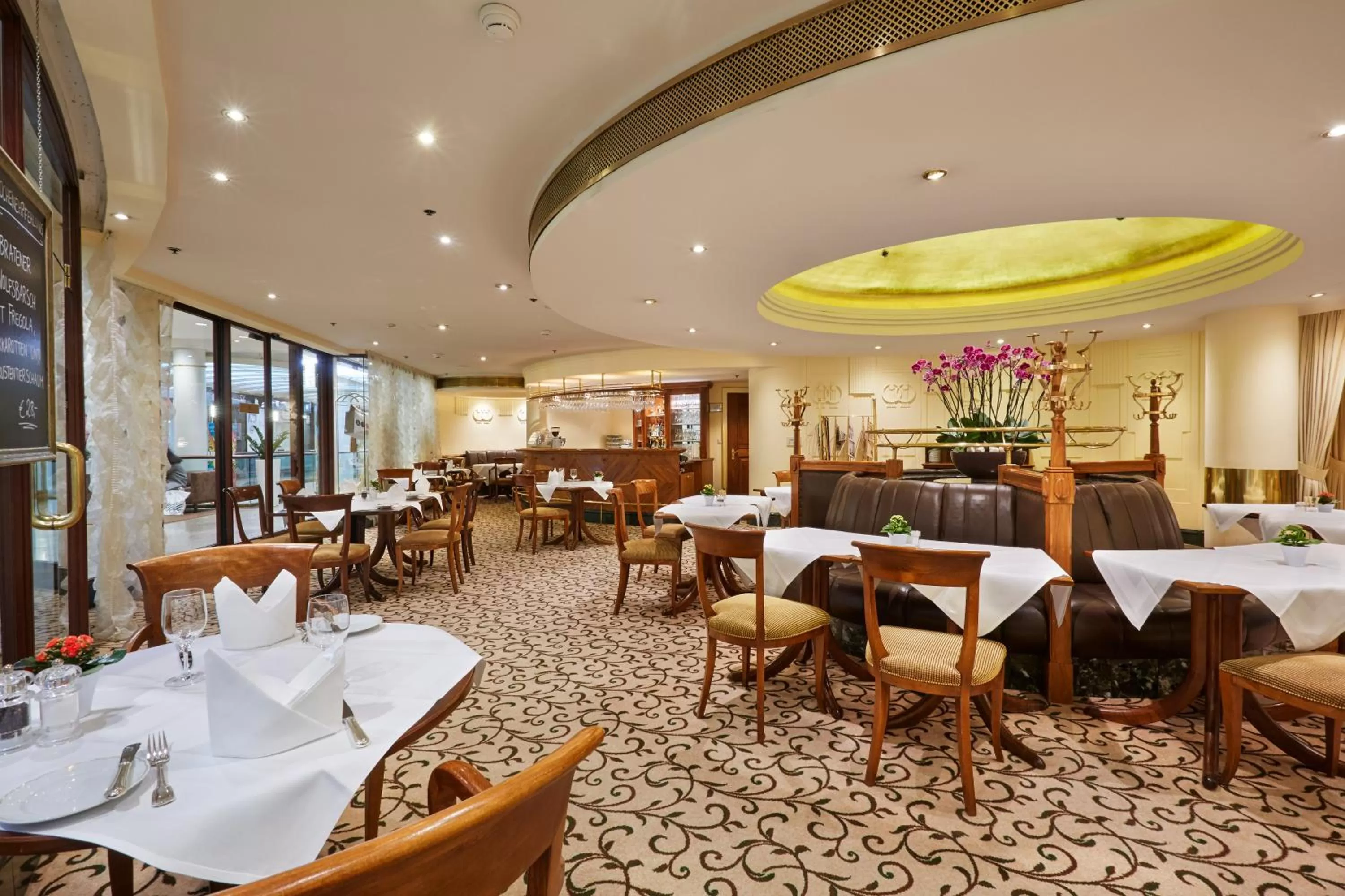 Restaurant/places to eat in Grand Hotel Wien