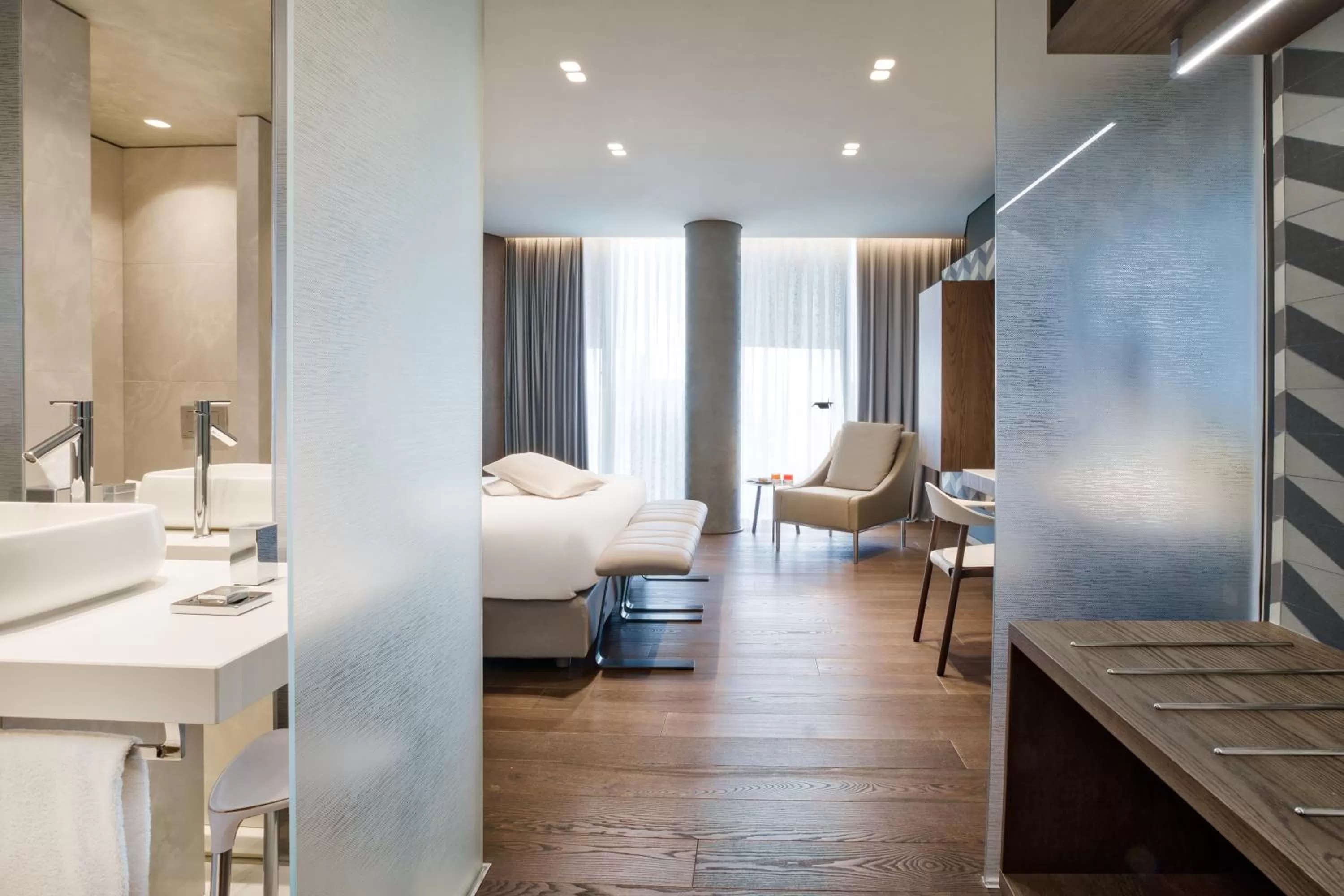 Bathroom, Bed in Maritim Hotel Plaza Tirana