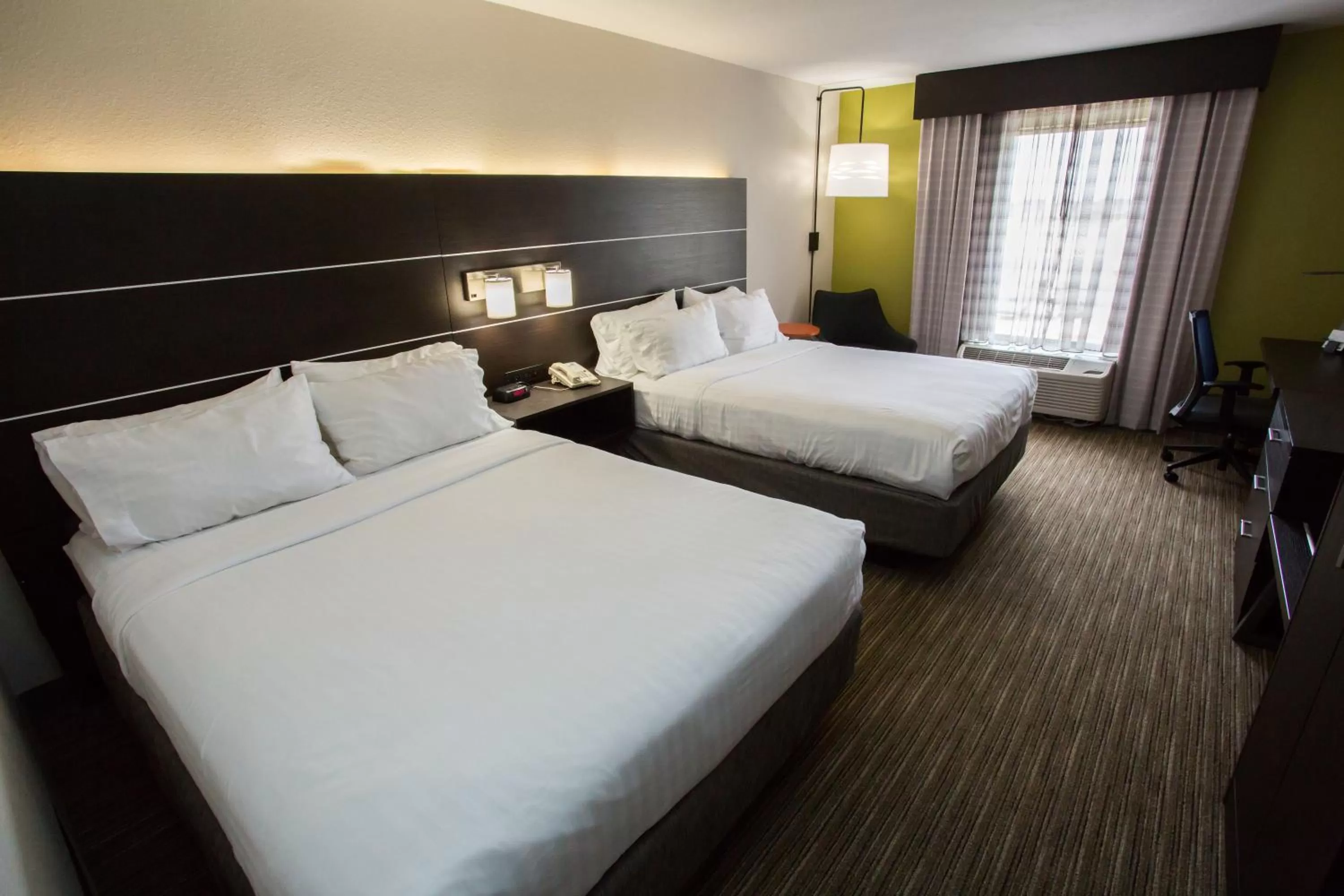 Photo of the whole room, Bed in Holiday Inn Express Wilmington by IHG