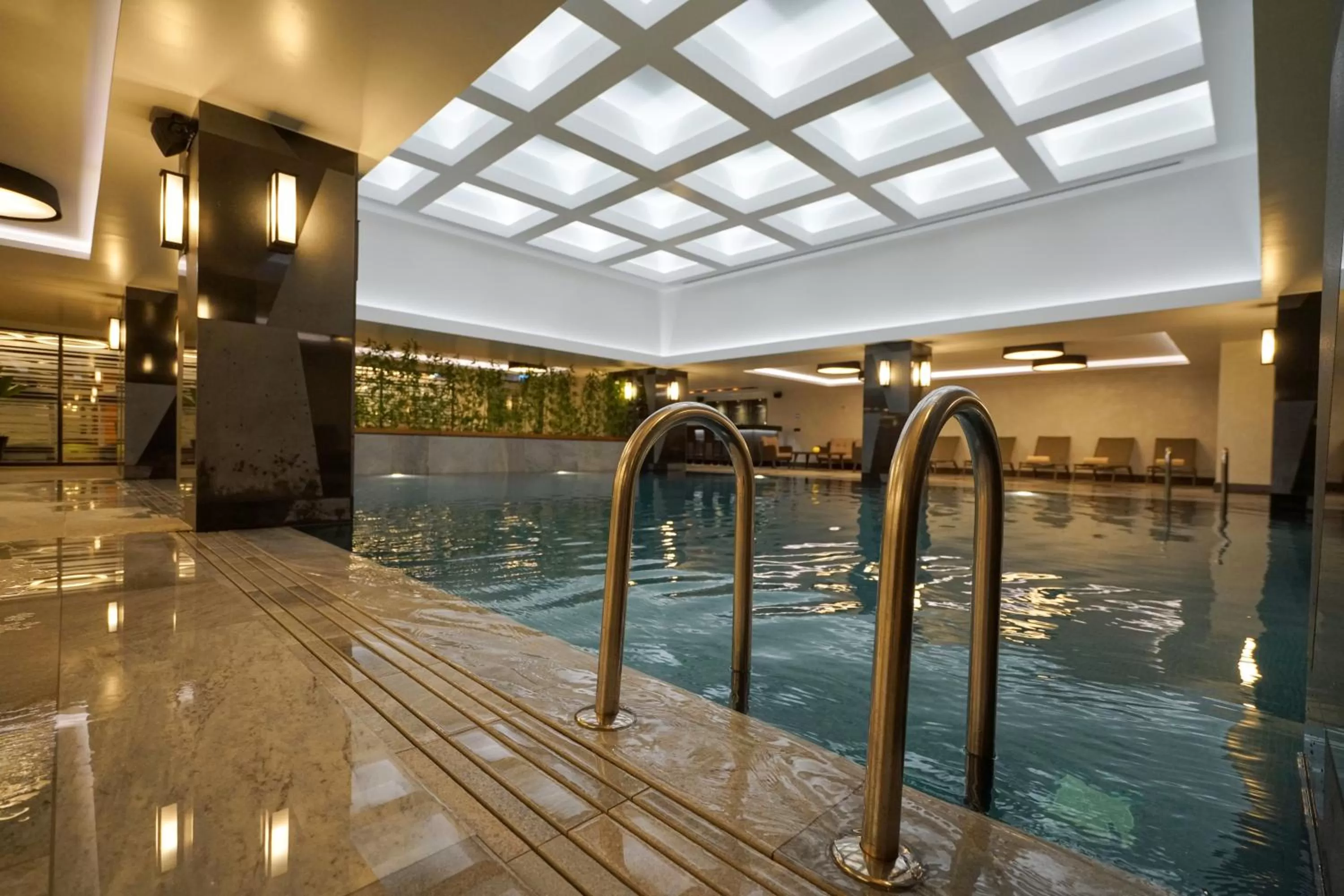 Swimming pool in Golden Tulip Istanbul Bayrampasa