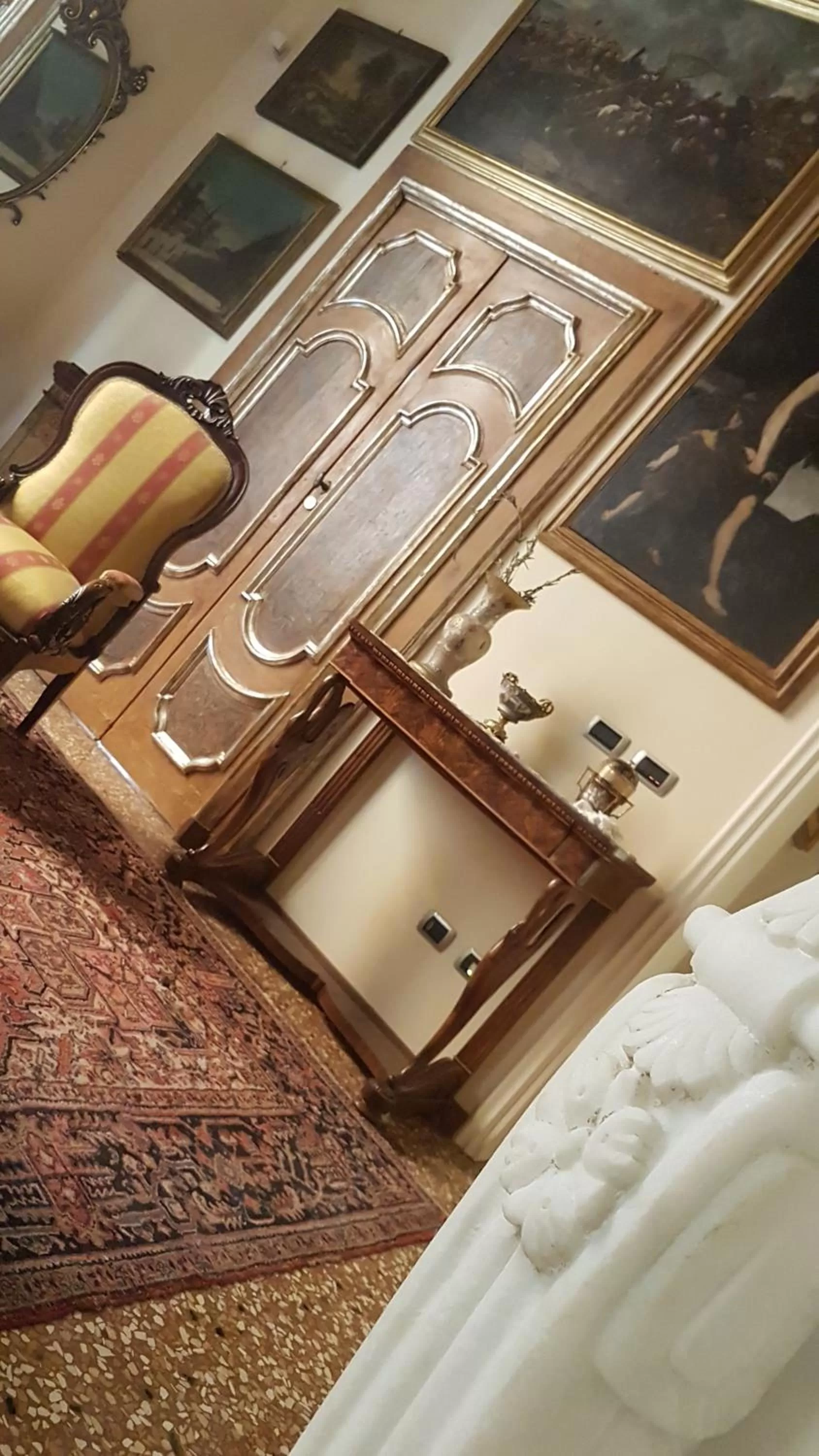 Communal lounge/ TV room, Bed in Gran Suite Piazza Maggiore - T&T communications