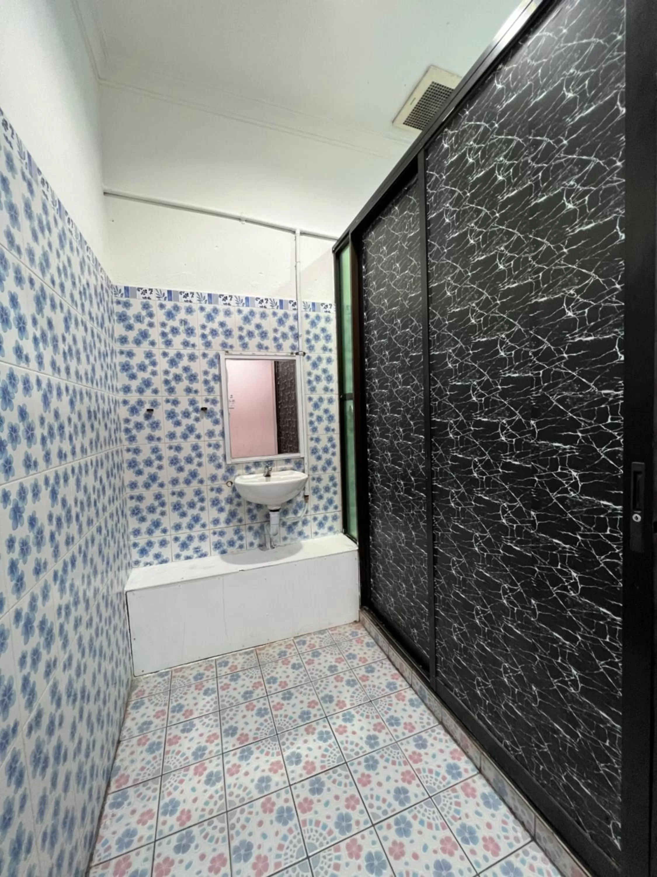 Shower, Bathroom in MJ inn