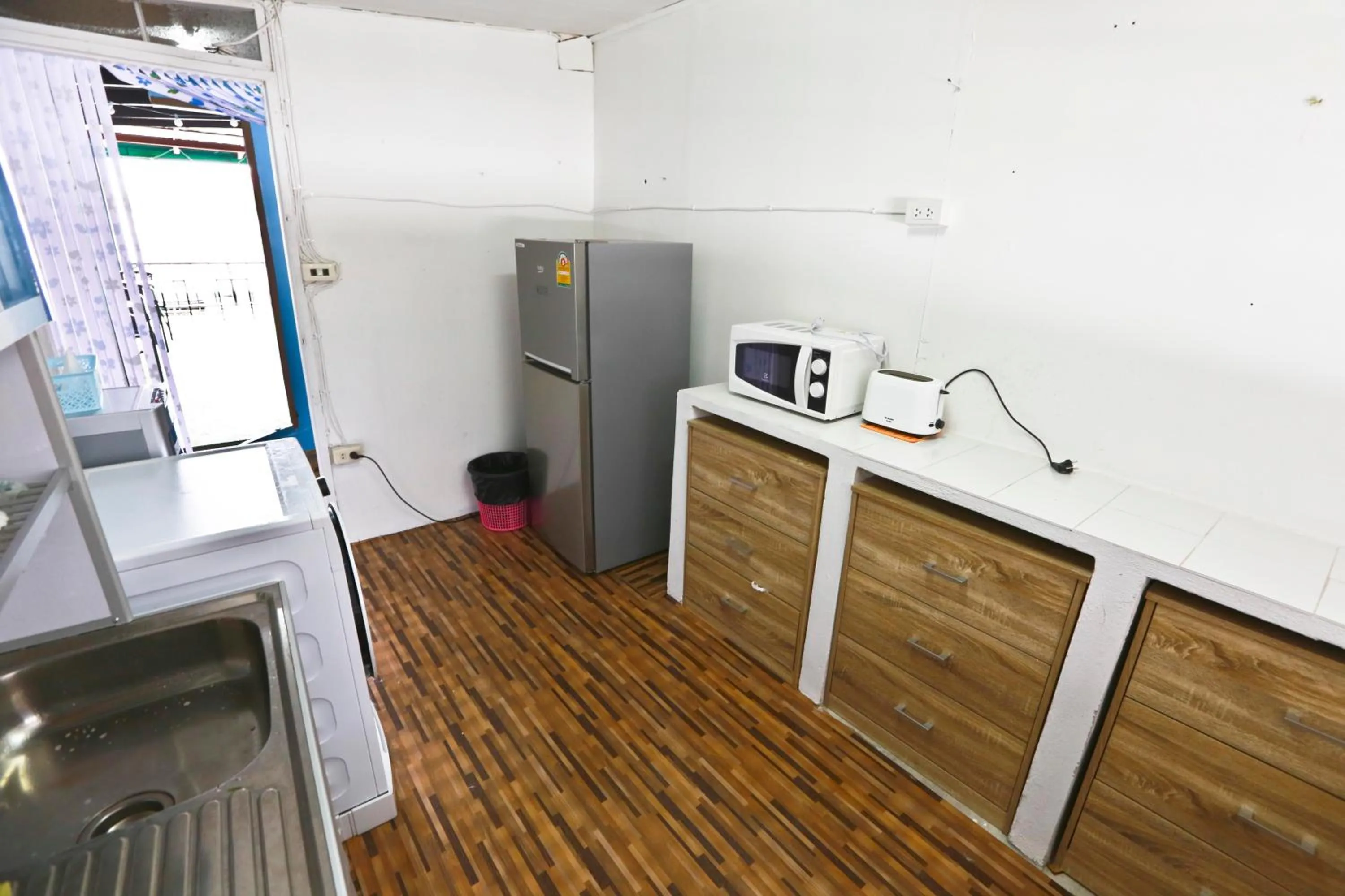 Area and facilities in Zee Thai Hostel