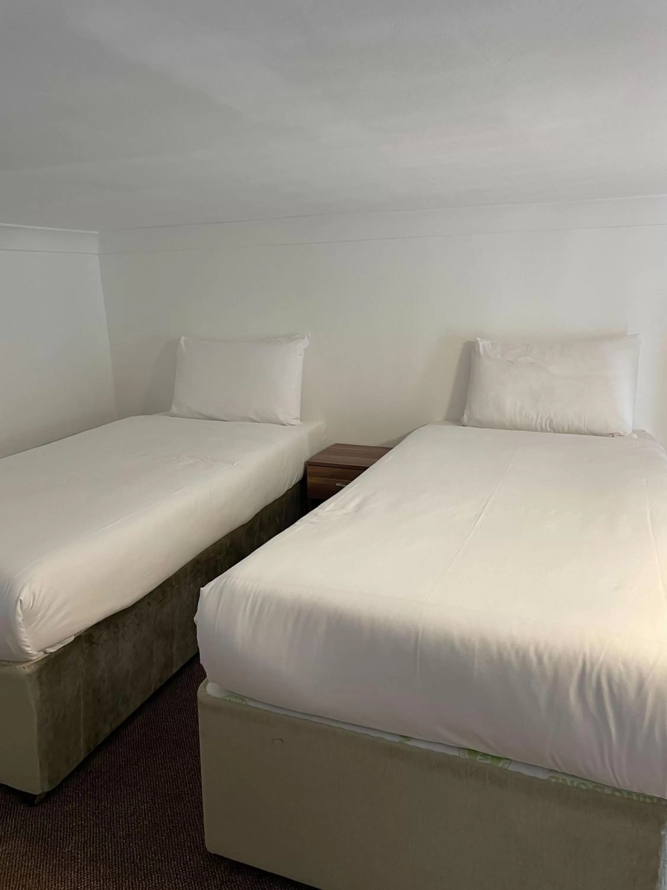 Bed in Pembridge Palace Hotel