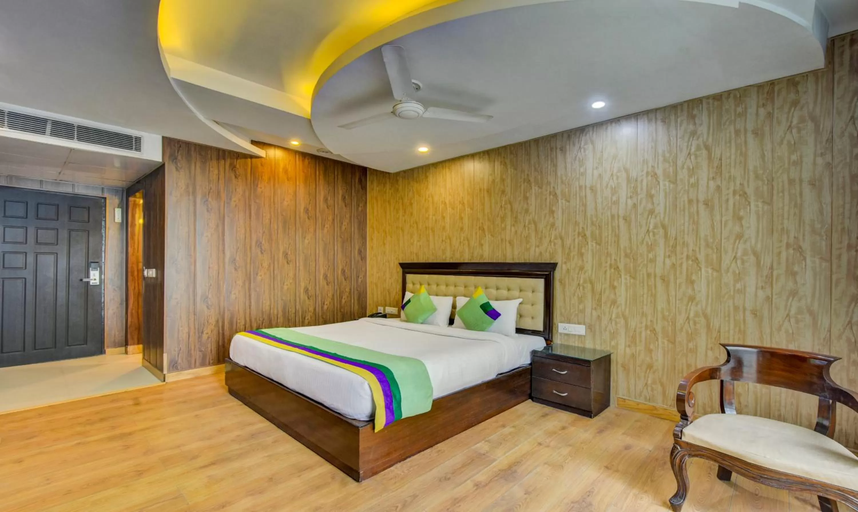 Bedroom, Bed in Treebo Elysee, Patel Nagar