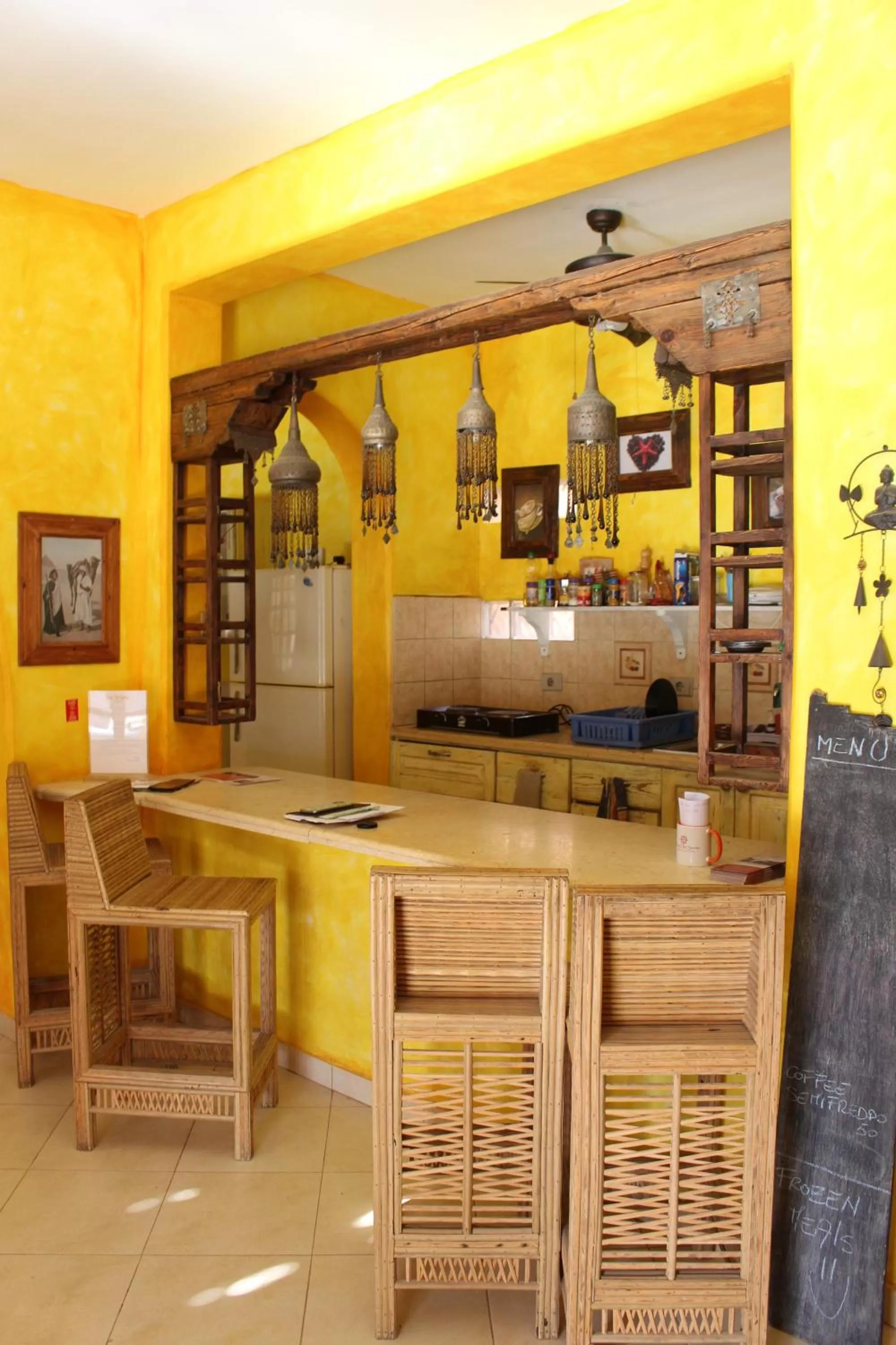 Kitchen or kitchenette, Lounge/Bar in Sinai Old Spices B&B