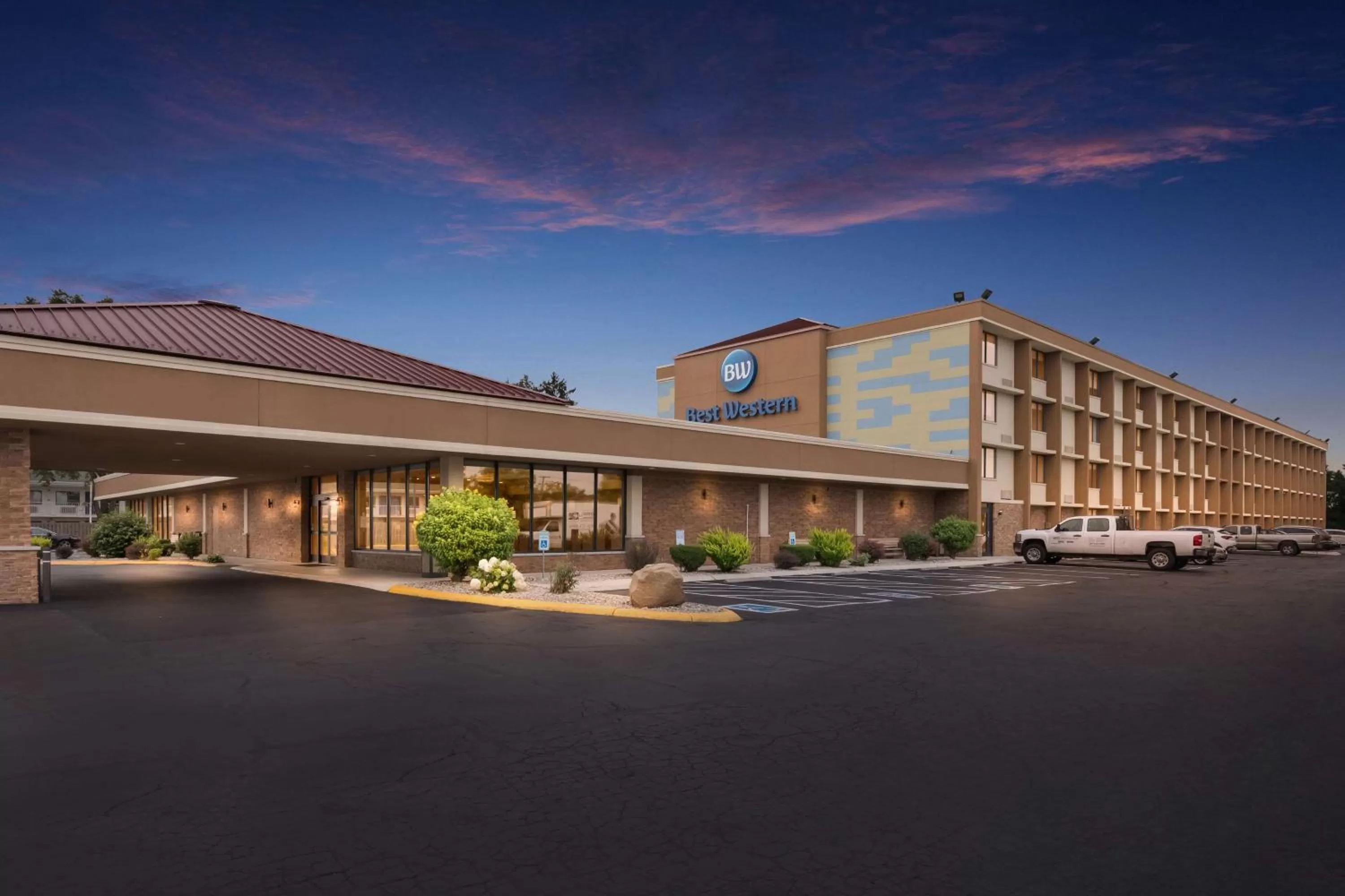 Property building in Best Western Northwest Indiana Inn