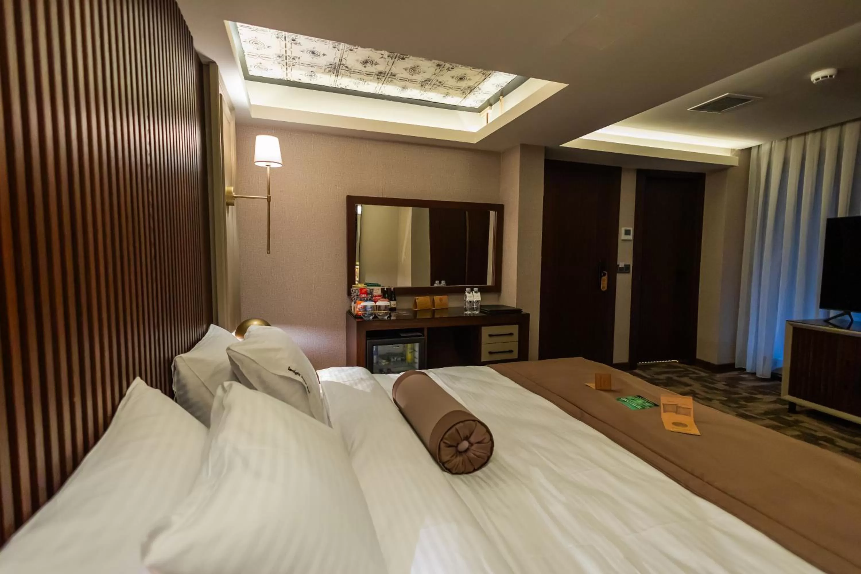 Seating area, Bed in Tonight Hotel Port