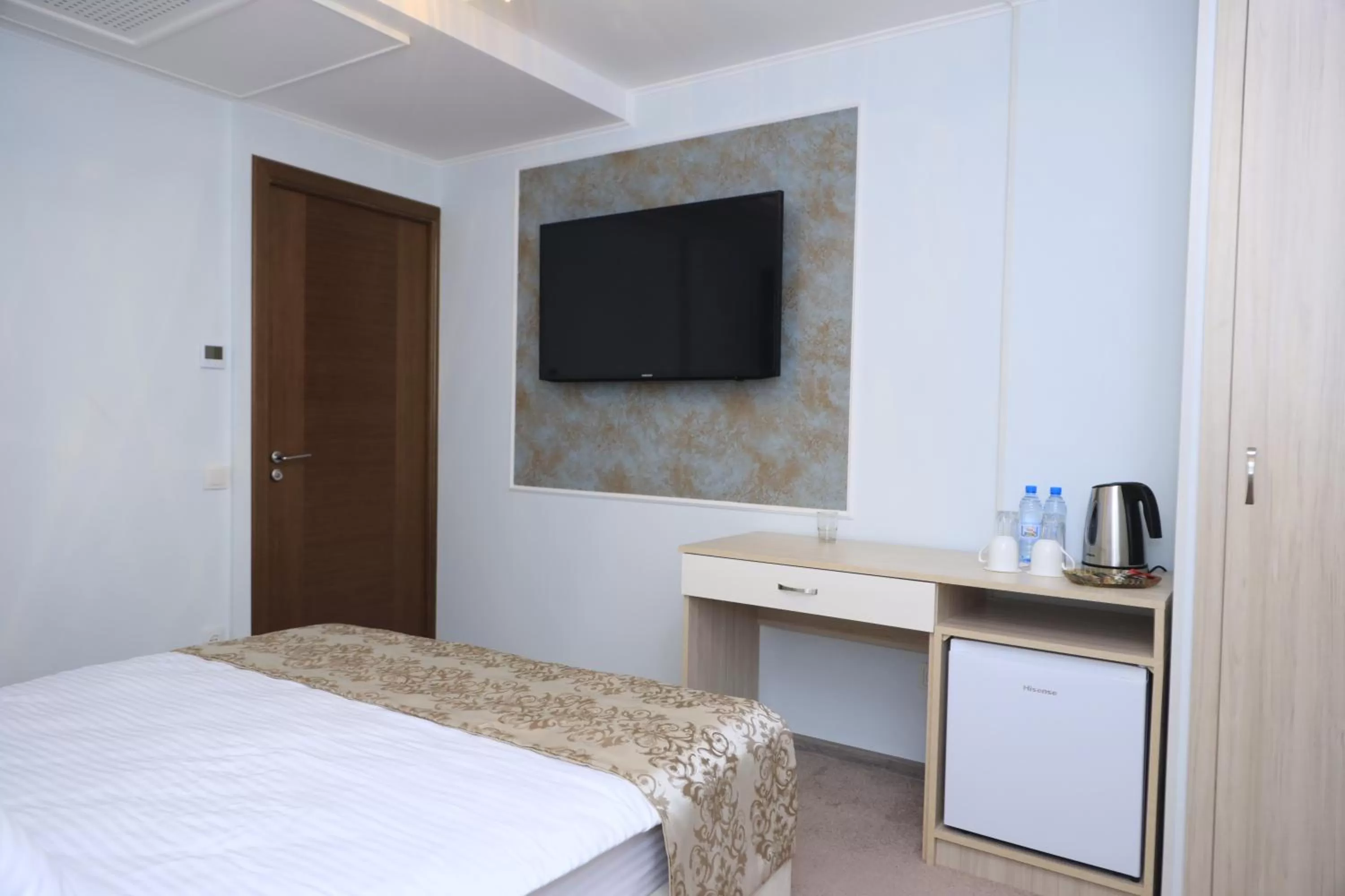 Bed, TV/Entertainment Center in DeLin Hotel And Tours