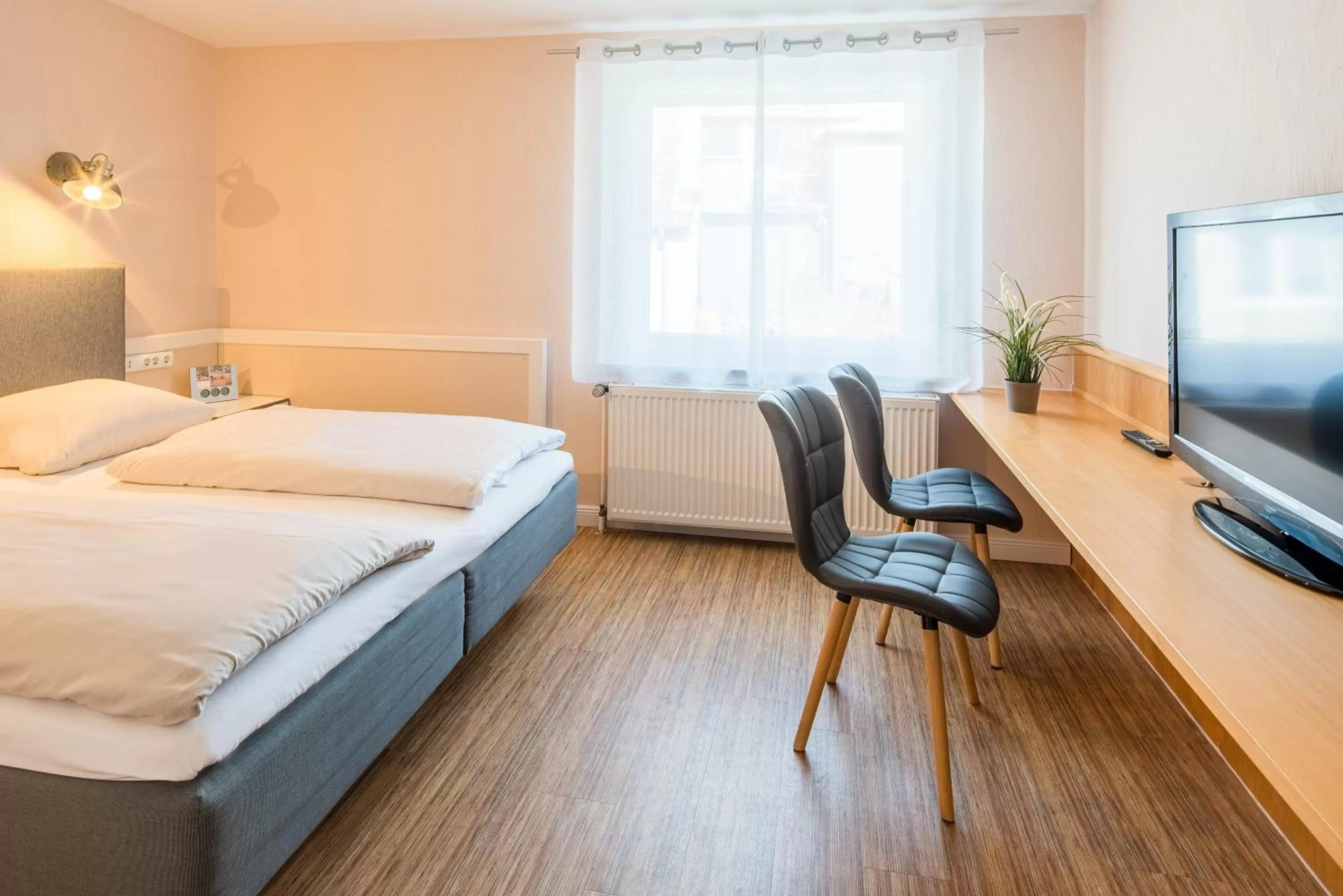 Photo of the whole room, Bed in Schäfers Hotel, Self-Check-in, Cafe und Bäcker am Hotel