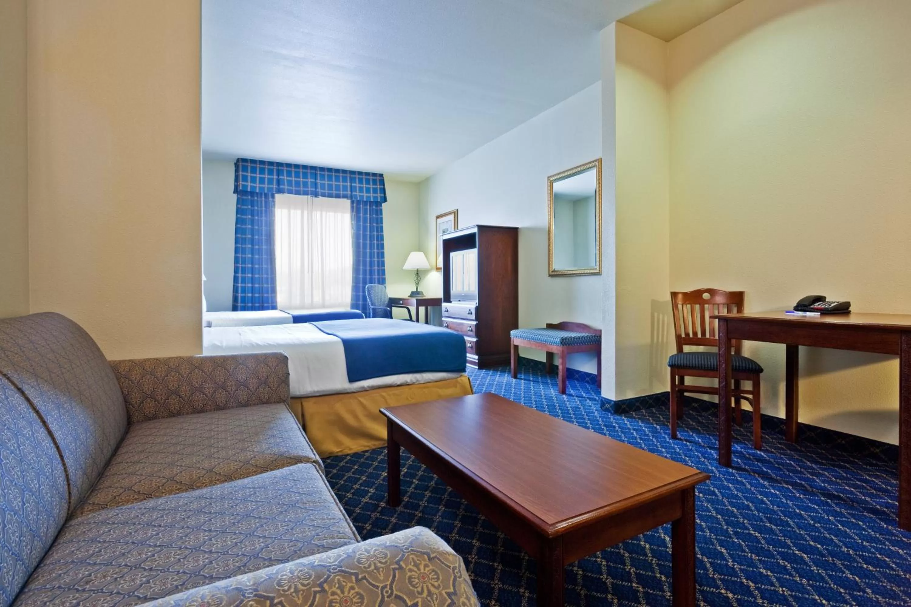Photo of the whole room, Bed in Holiday Inn Express Hotel & Suites Paragould by IHG