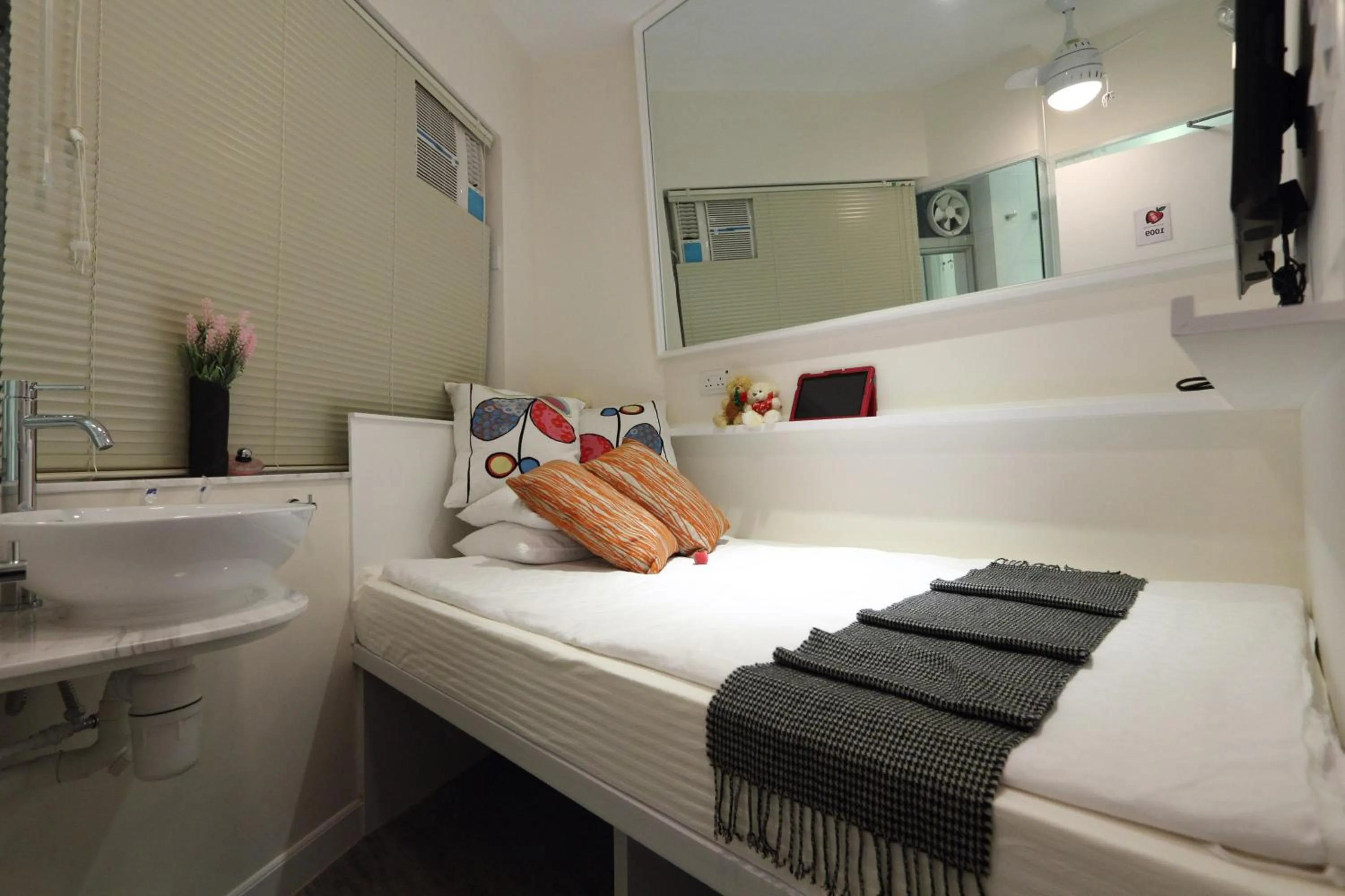 Bedroom, Bed in Apple lnn Causeway Bay
