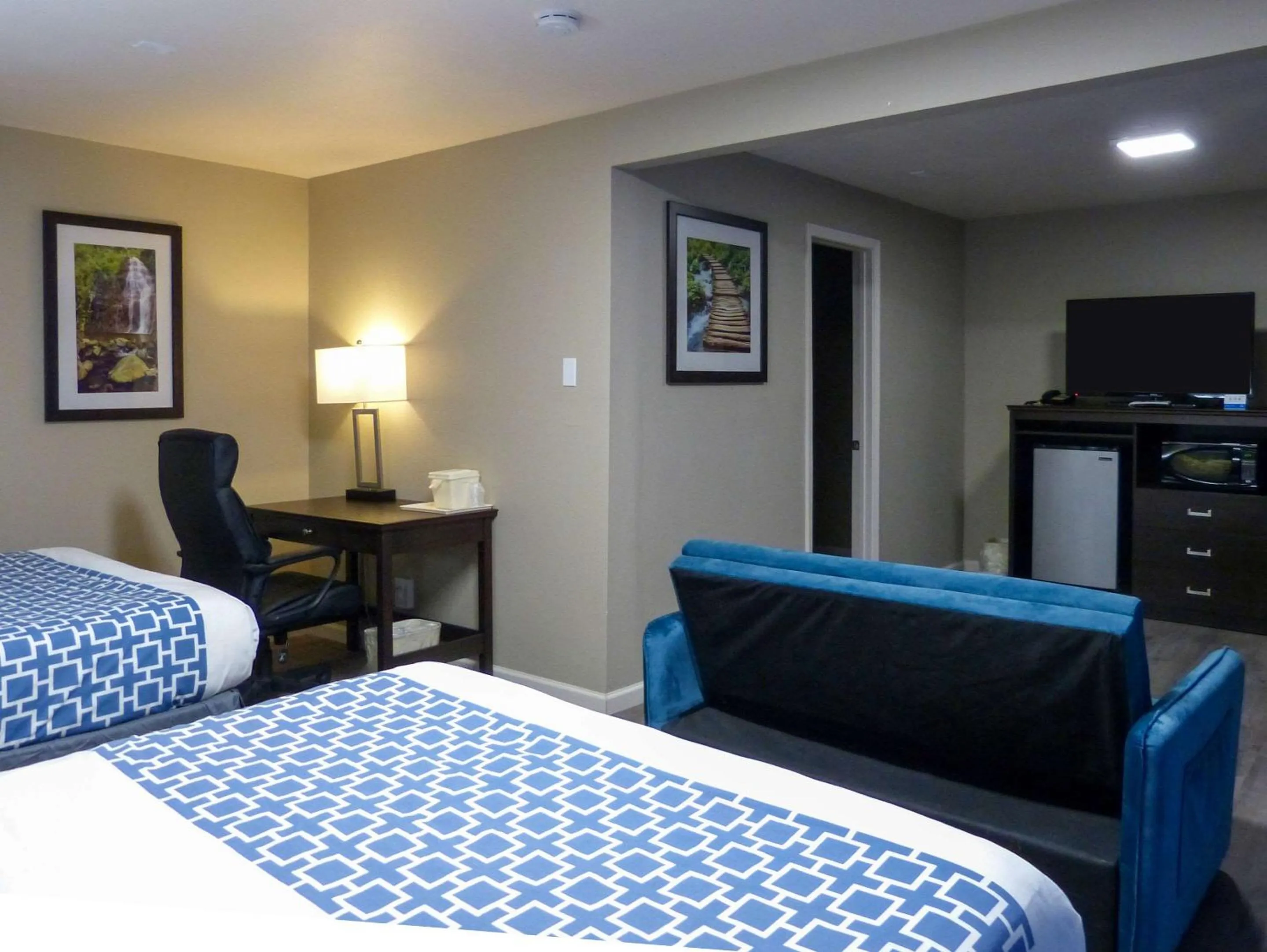 Bedroom, Bed in Rodeway Inn & Suites Ontario