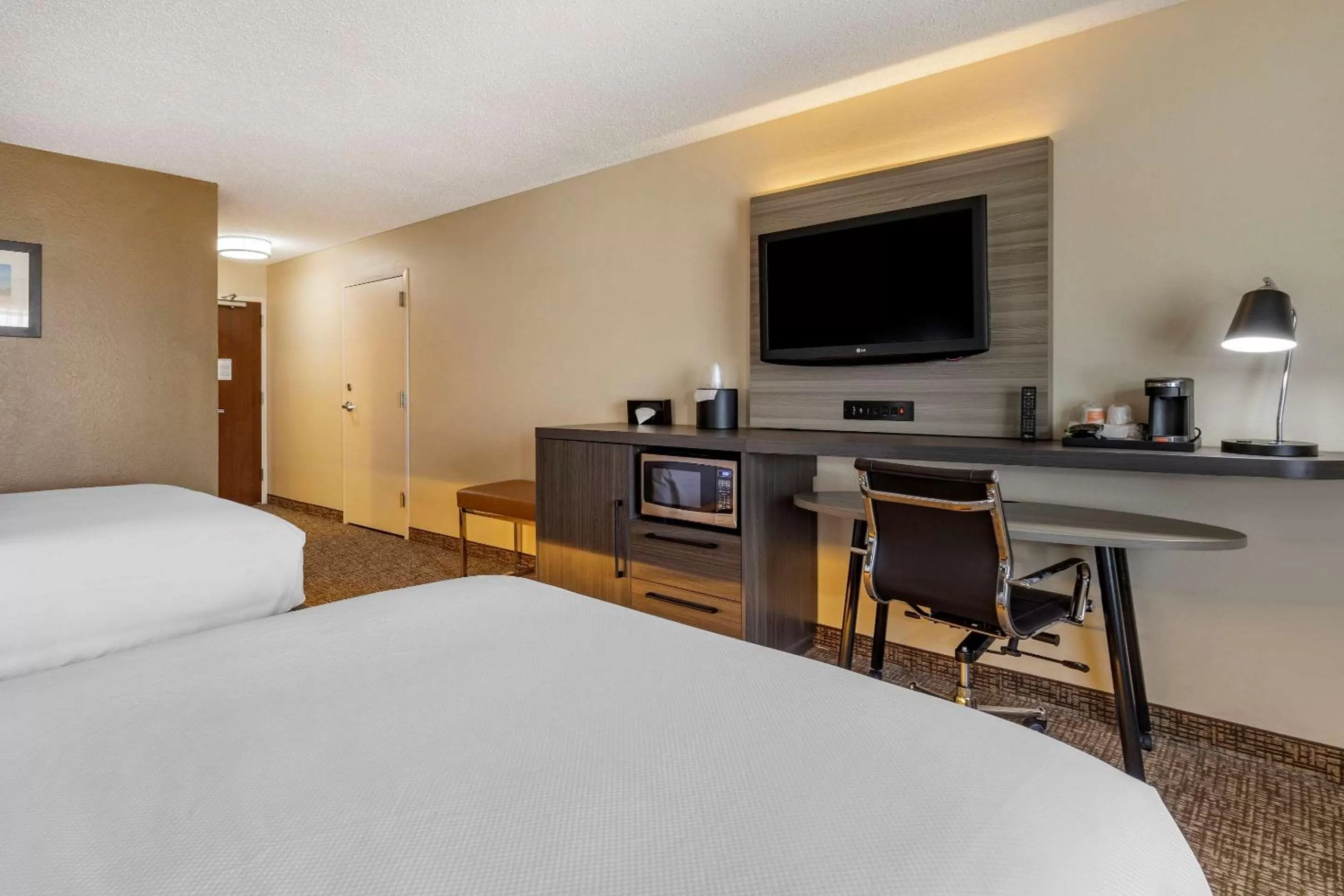 Queen Room with Two Queen Beds and Tub - Accessible/Non-Smoking in Comfort Inn & Suites North Dallas-Addison