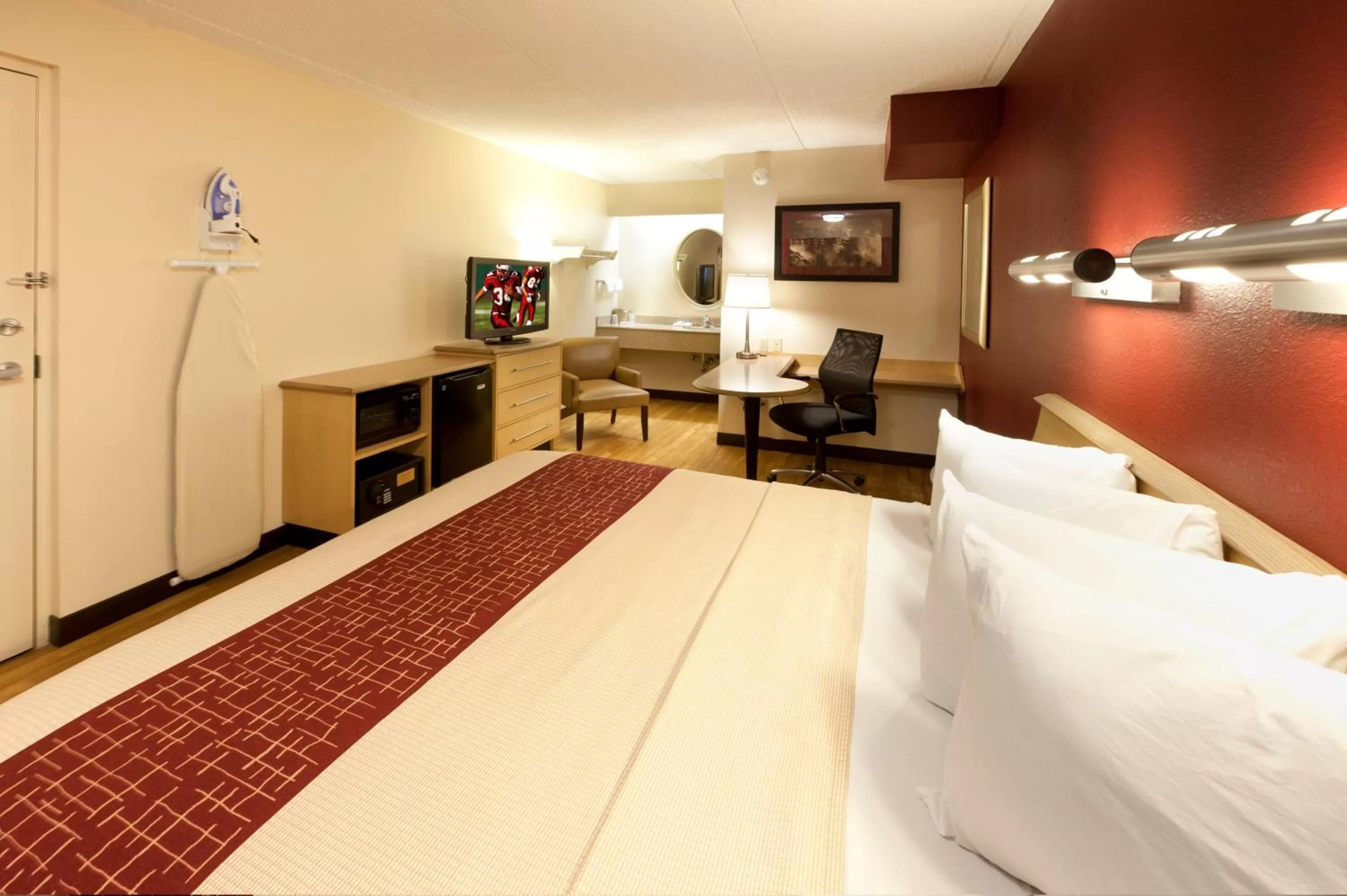 Photo of the whole room, Bed in Red Roof Inn Dayton North Airport
