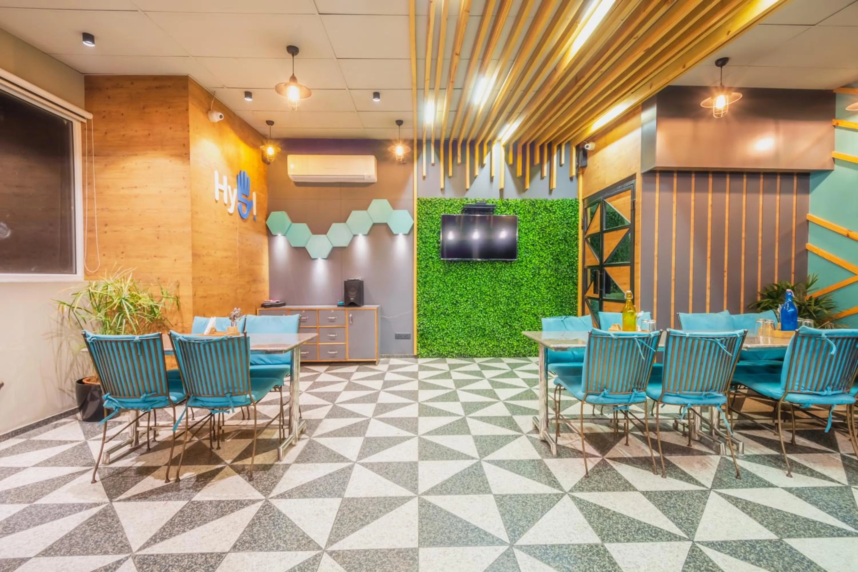 Restaurant/places to eat in Hotel Sunday Inn