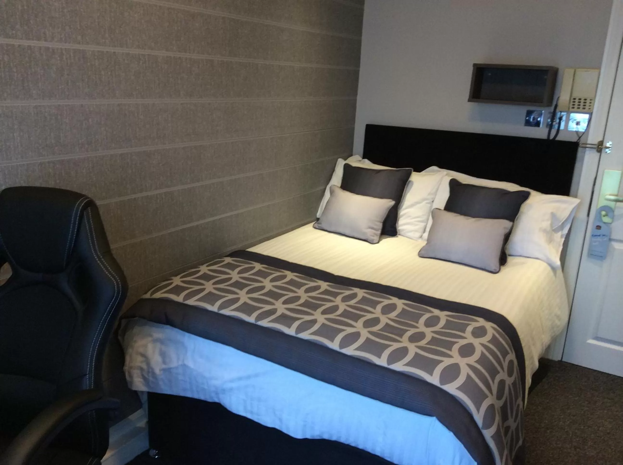 Bedroom, Bed in Dryfesdale Hotel - BW Signature Collection