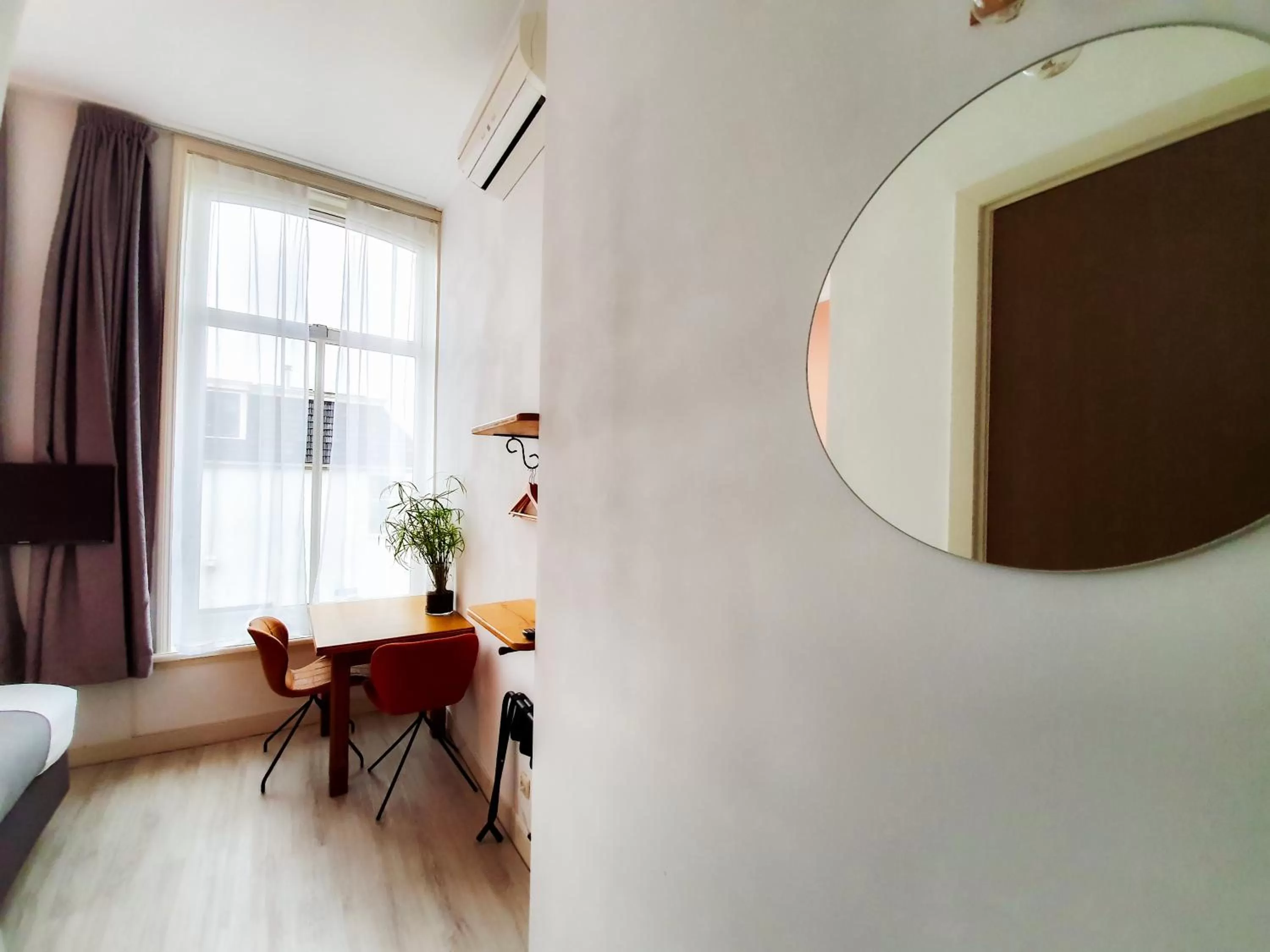 Seating area, TV/Entertainment Center in Hotel Anne-Klare