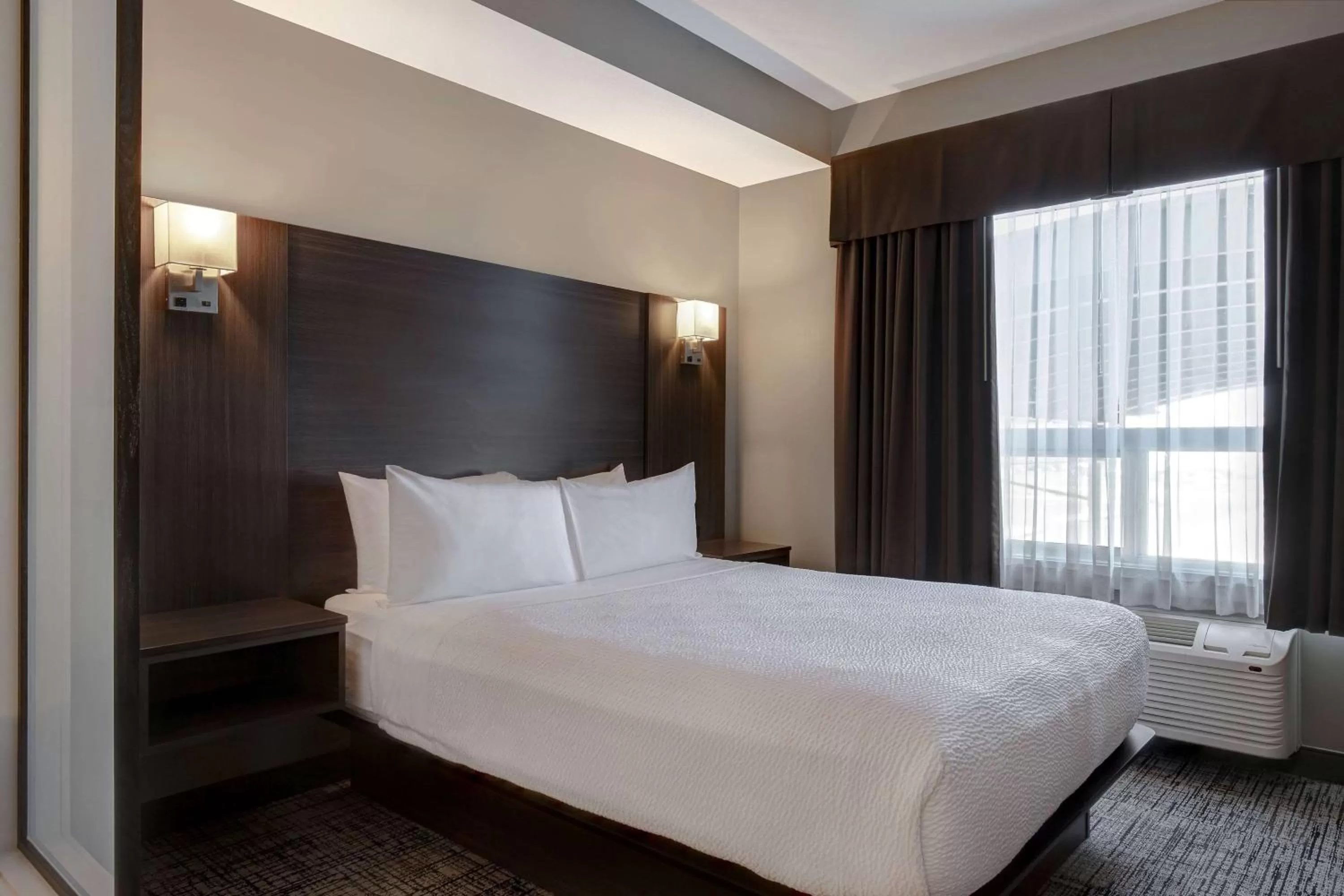 Photo of the whole room, Bed in Days Inn & Suites by Wyndham Warman