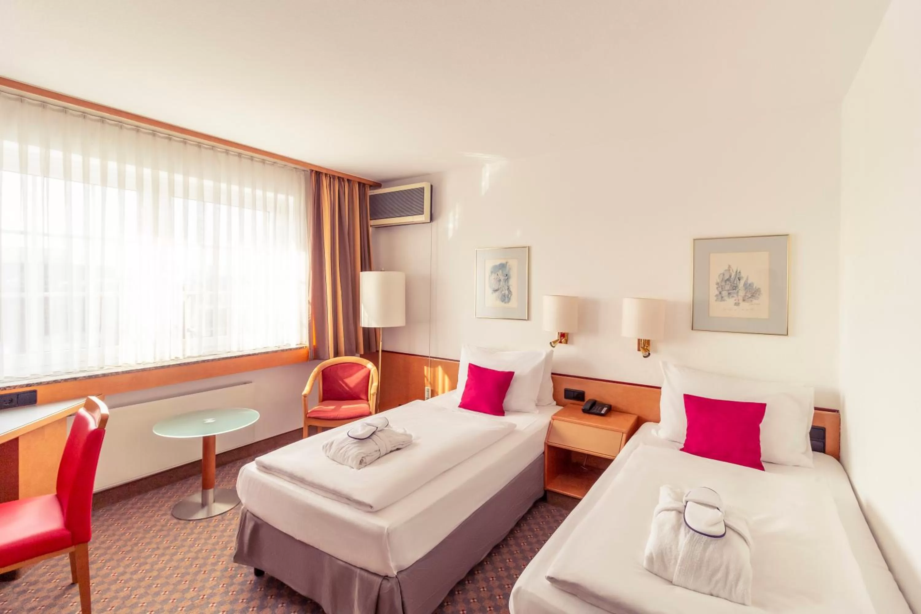 Photo of the whole room, Bed in Mercure Hotel Köln City Friesenstraße