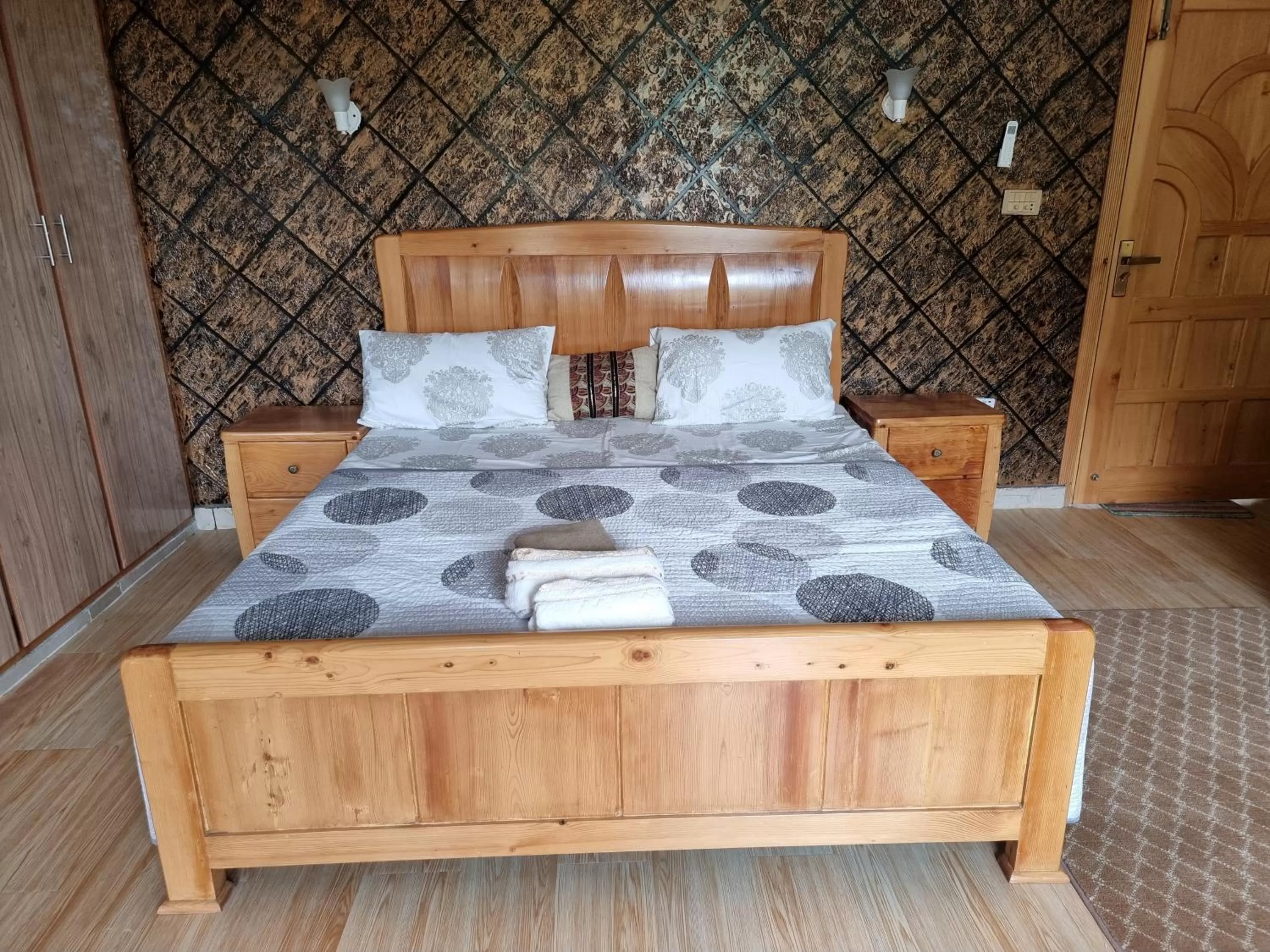 Bed in Srinagar Homes