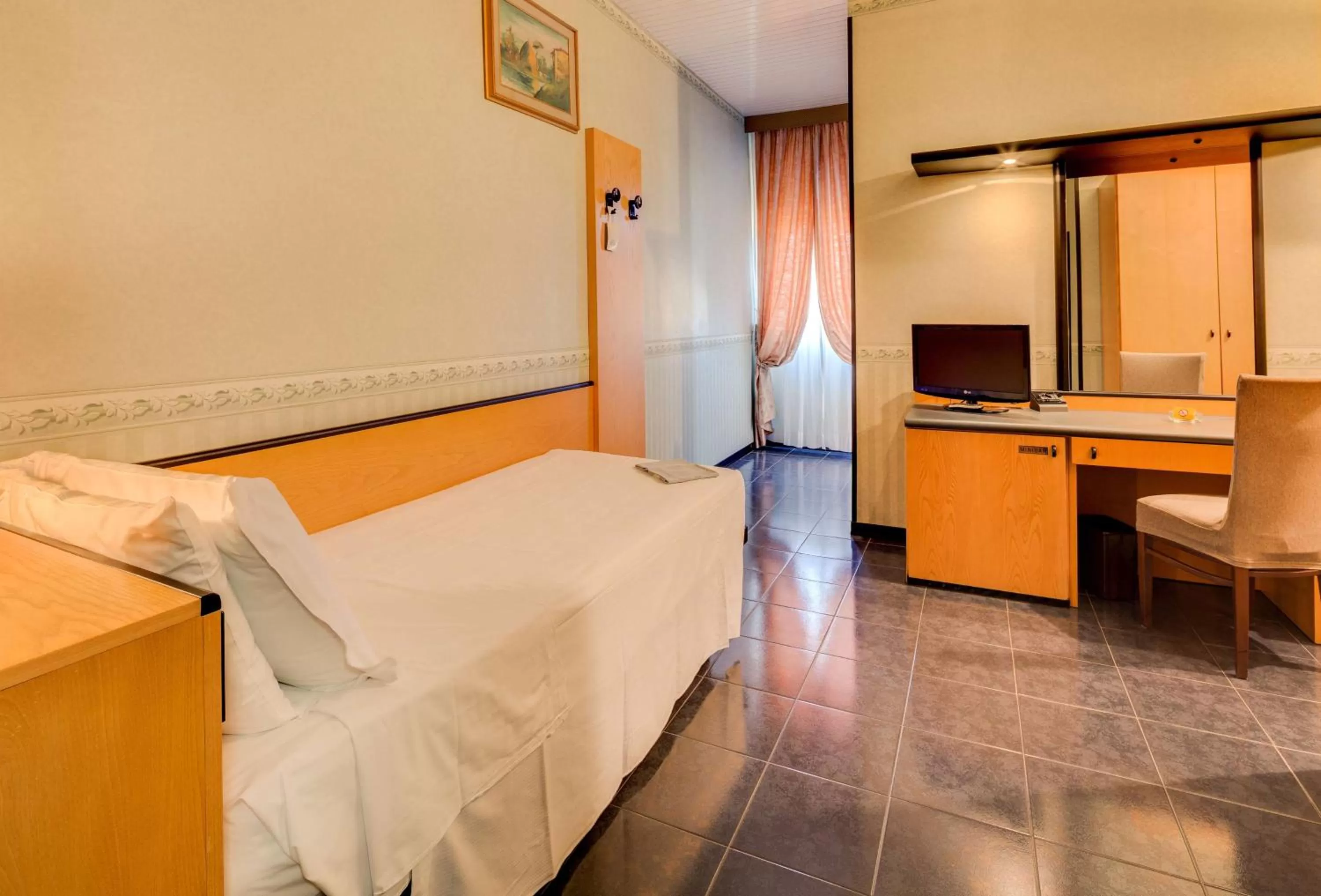 Photo of the whole room, Bed in Hotel San Donato - Bologna centro