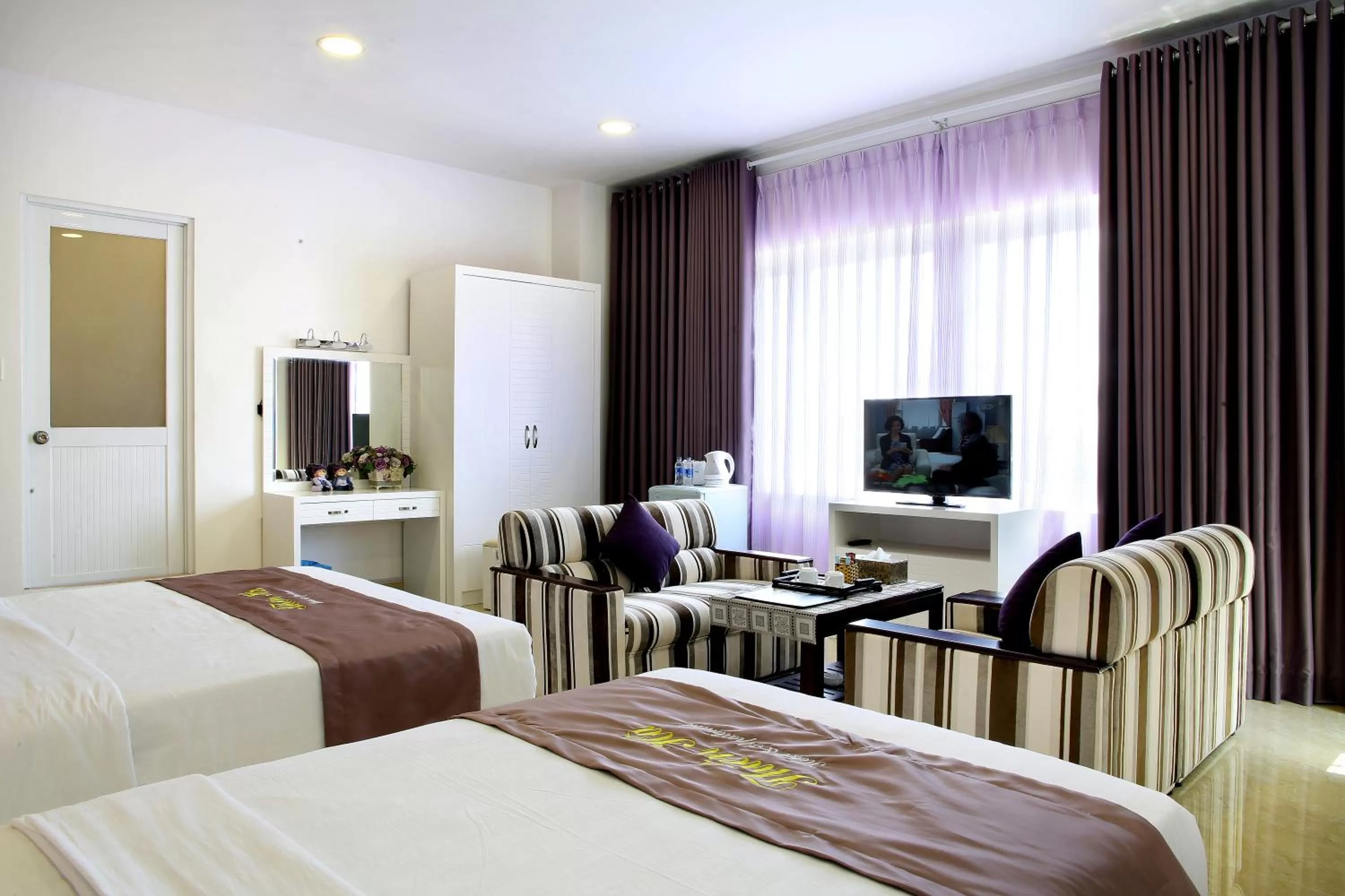 Living room, Bed in Thien Ha Hotel & Apartment