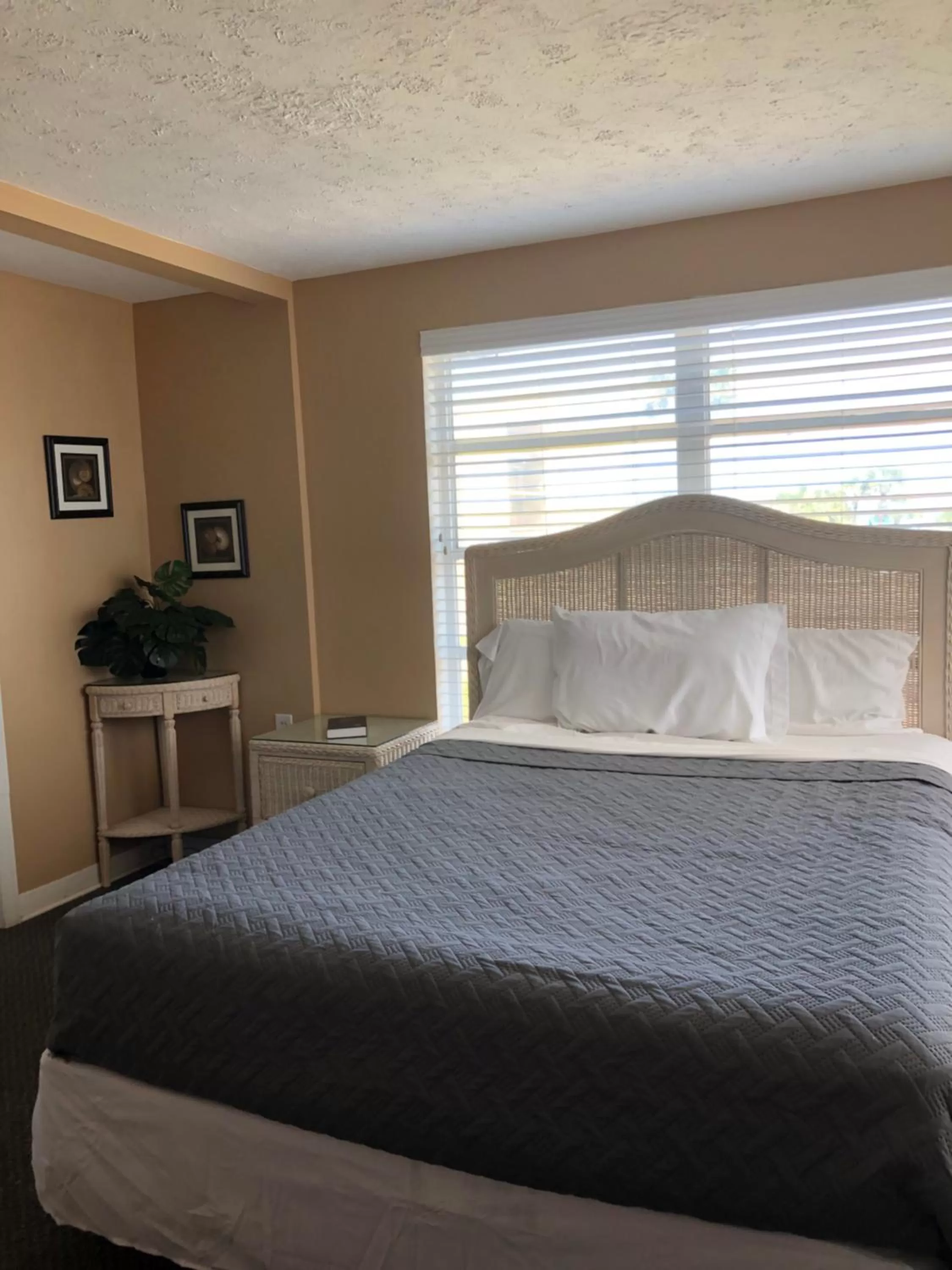 Bed in The Surf Beach Motel