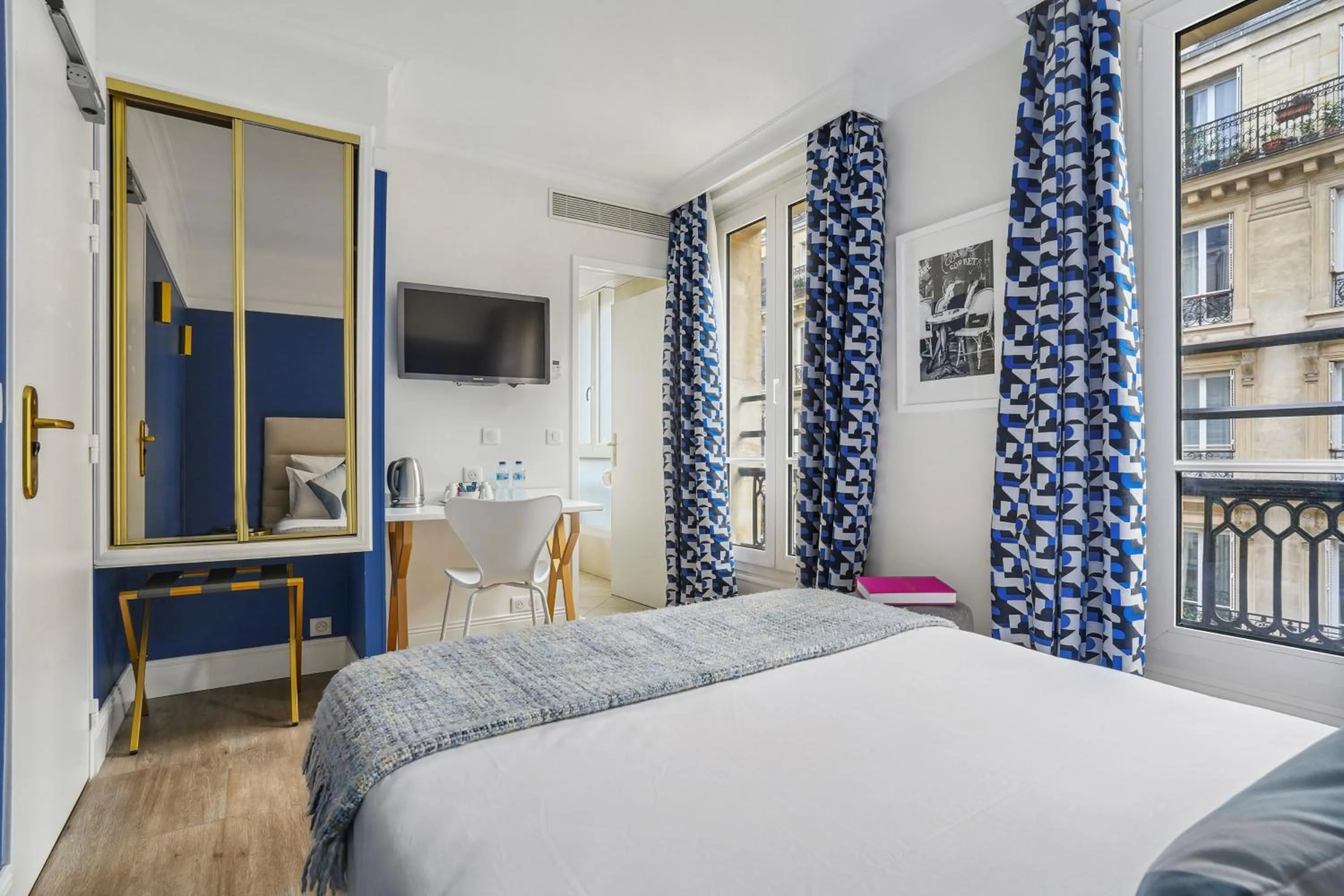 Seating area, Bed in Hotel Elysees Opera