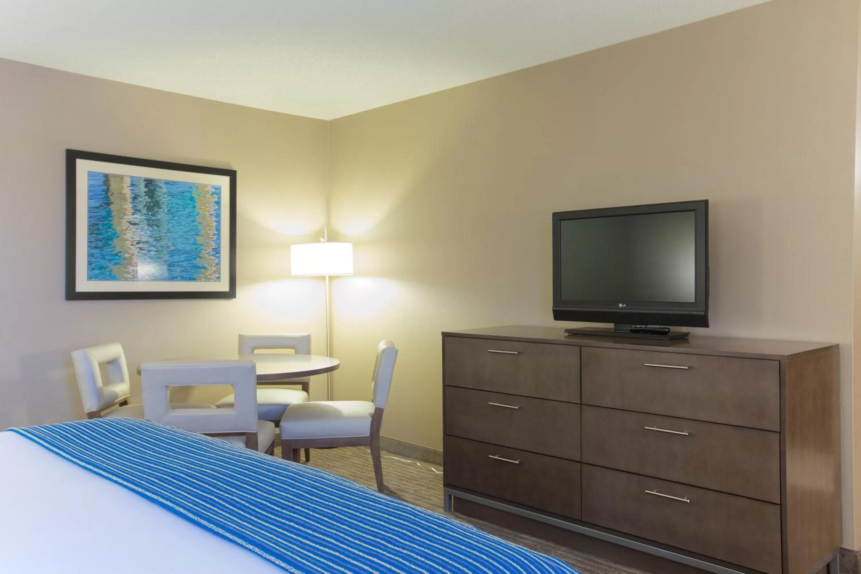Photo of the whole room, Bed in Holiday Inn Express Fargo - West Acres by IHG